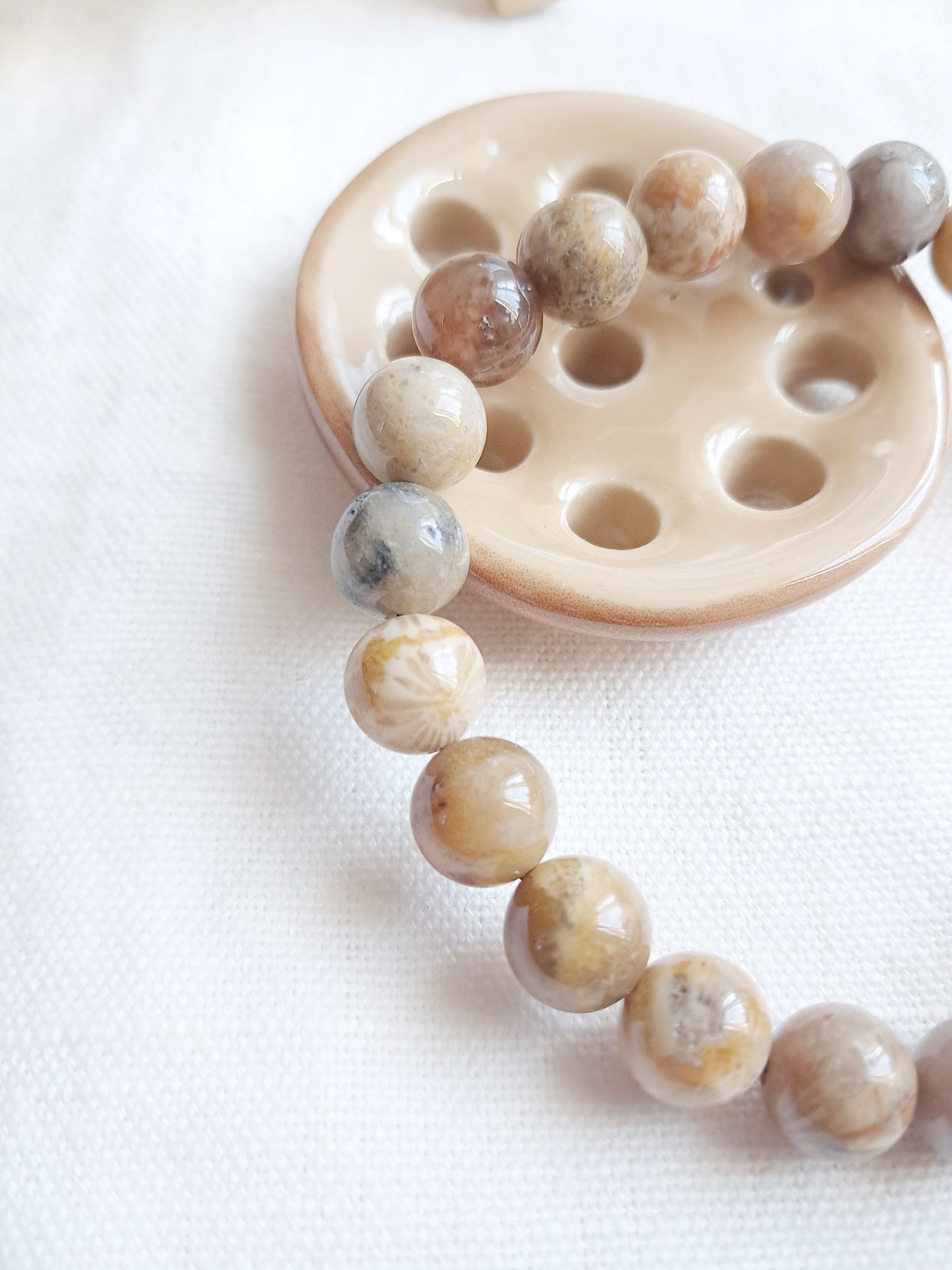 Bracelet Haechi (해치) en fossile de corail (agate chrysanthème) et obsidienne