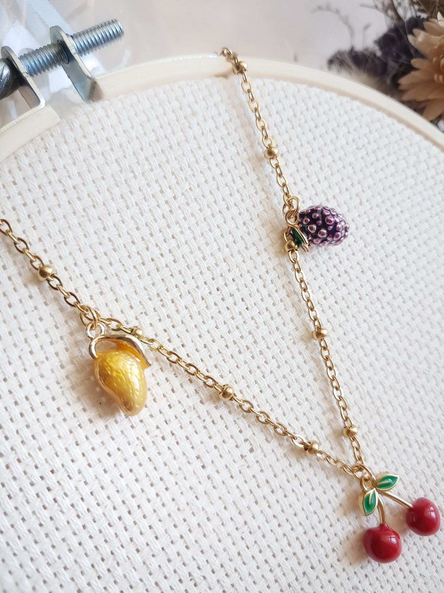 Collier fruits : mangue, cerise et mûre