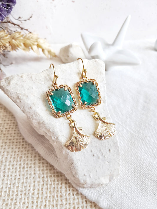 Boucles d'oreilles pendantes feuilles de ginkgo et gemmes vertes 