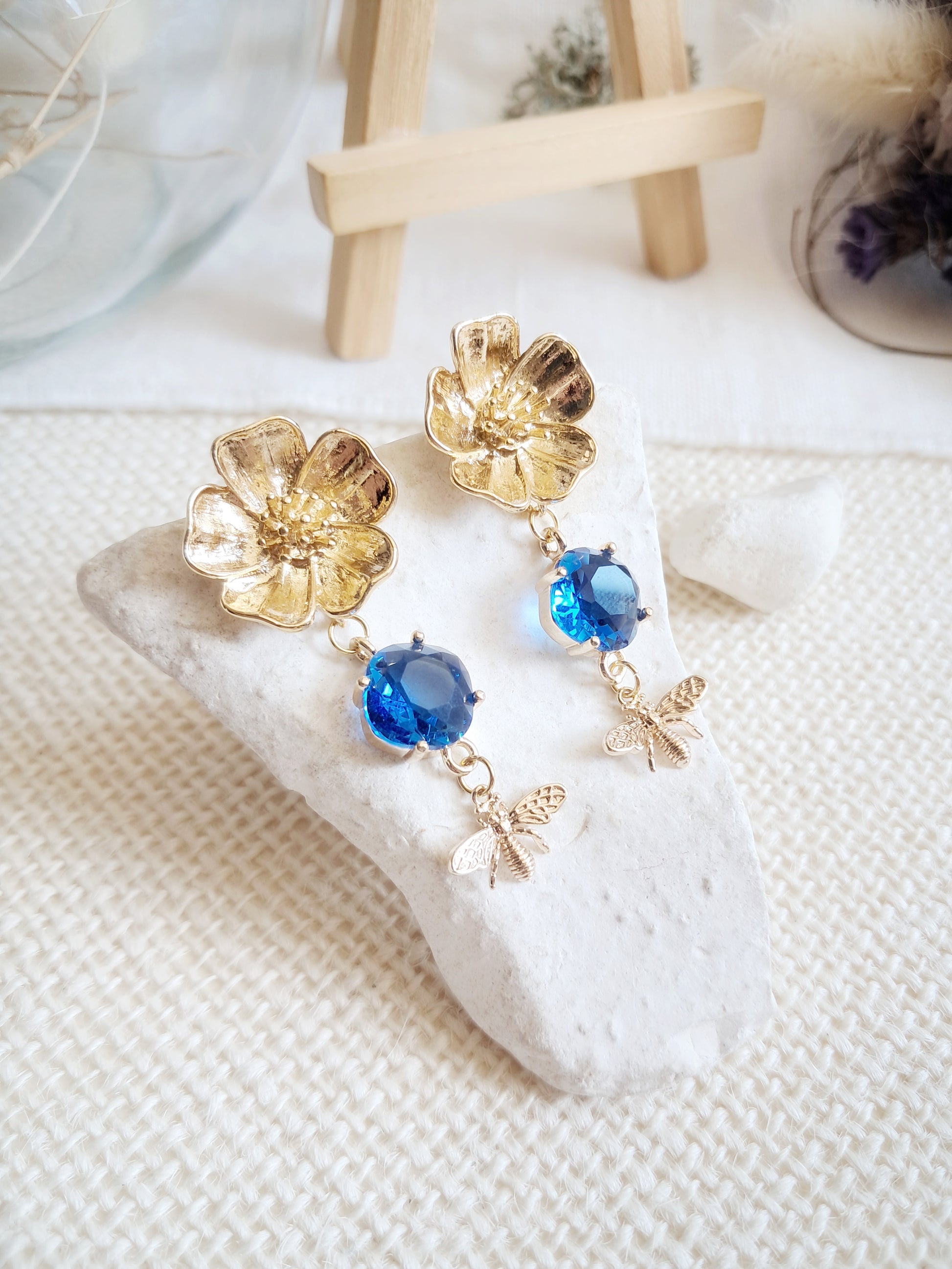 Boucles d'oreilles fleurs de camélia et abeilles bleues