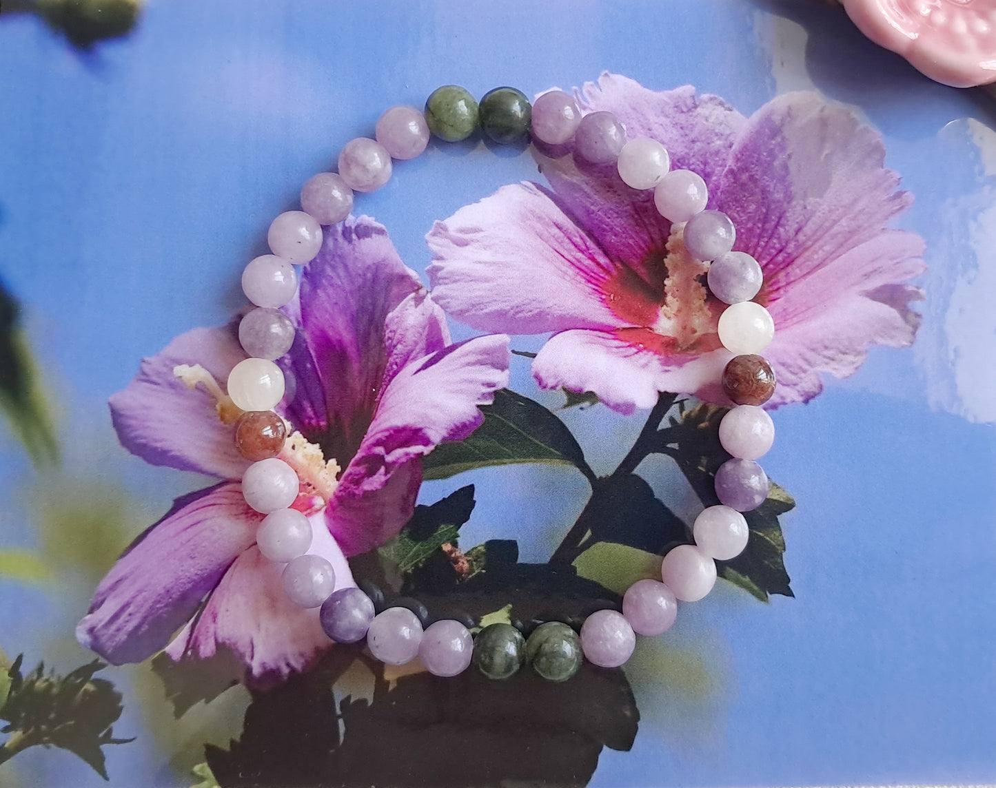 Bracelet fleur d'hibiscus (무궁화) en jade, quartz et lépidolite