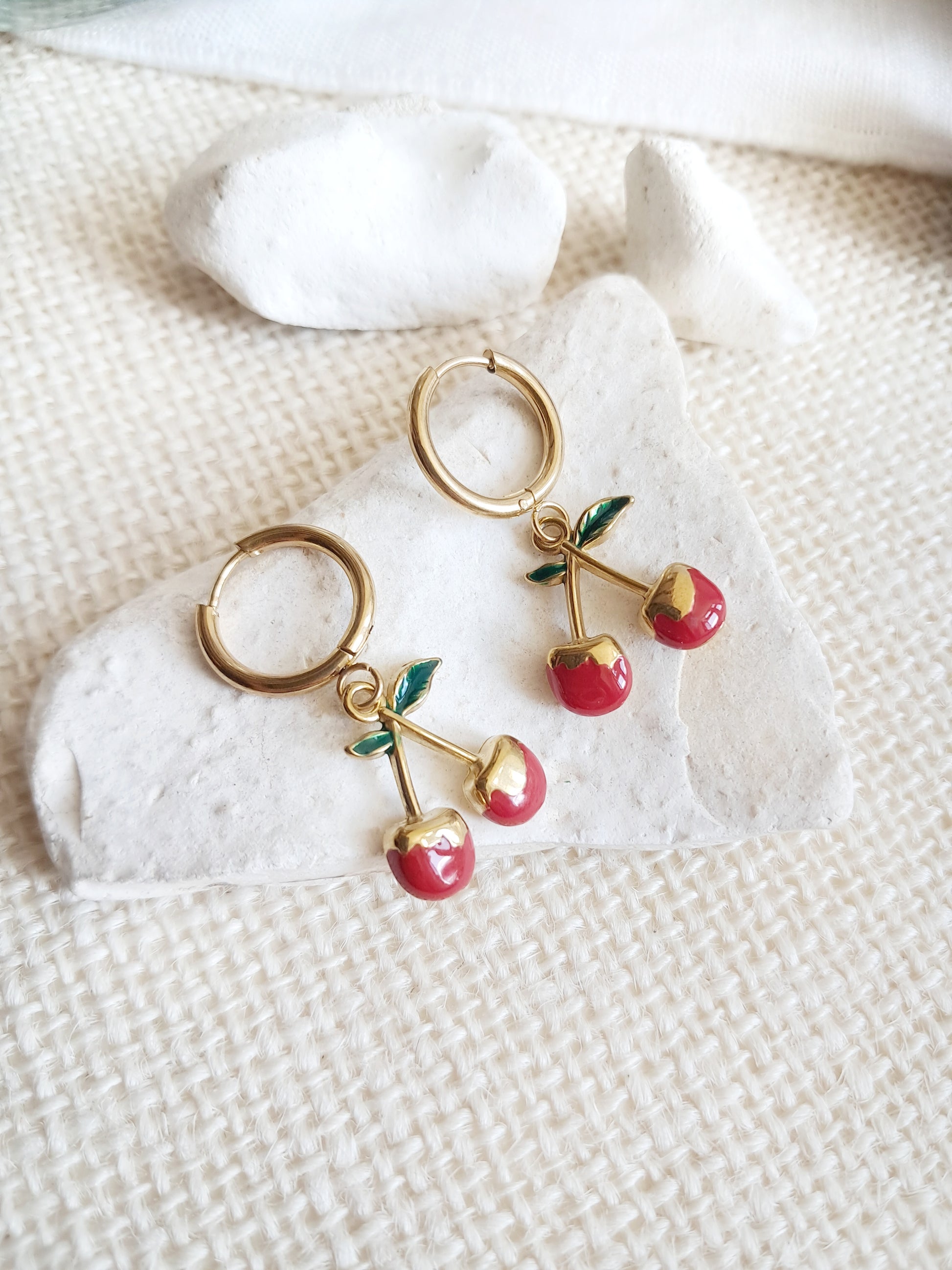 Boucles d'oreilles créoles cerises rouges et dorées en acier inoxydable doré 