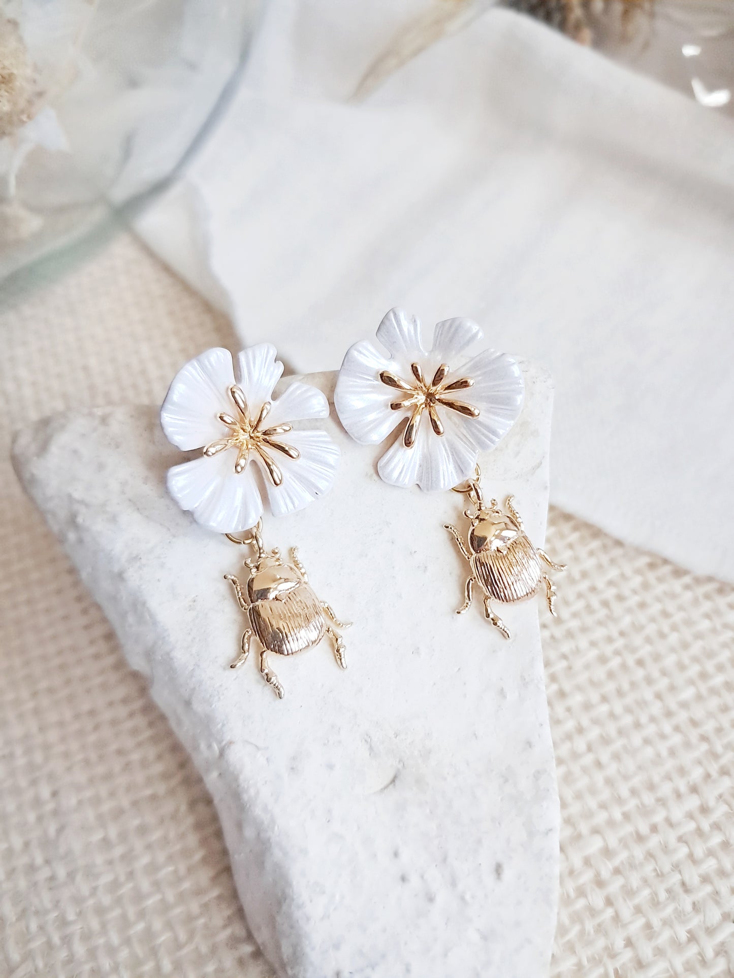Boucles d'oreilles fleurs blanches et scarabées 