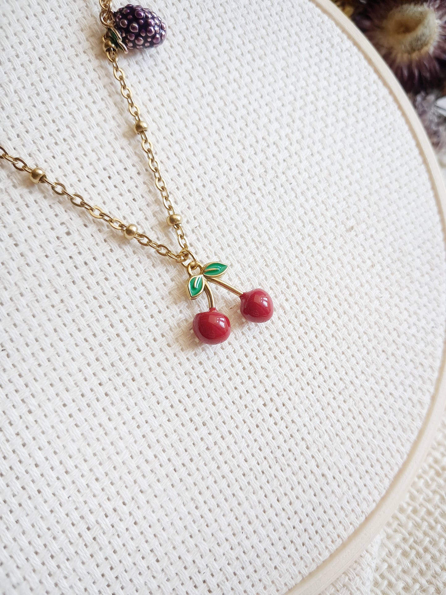 Collier fruits : mangue, cerise et mûre