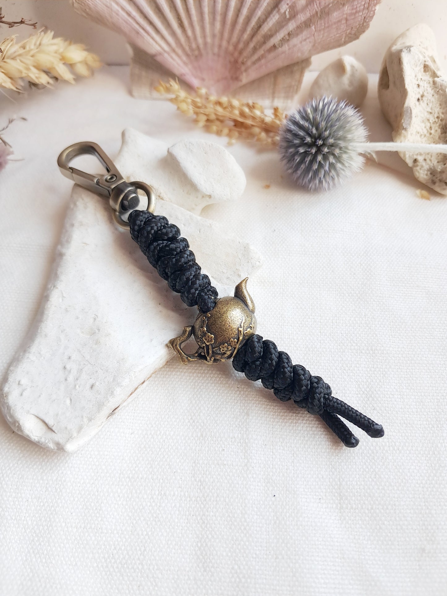 Porte-clés théière aux motifs de fleurs de cerisier en laiton