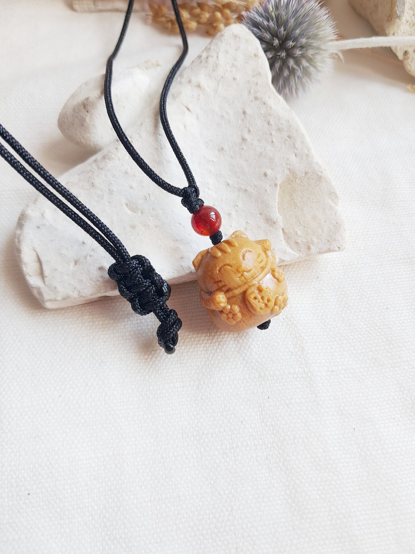 Collier chat de la chance en bois