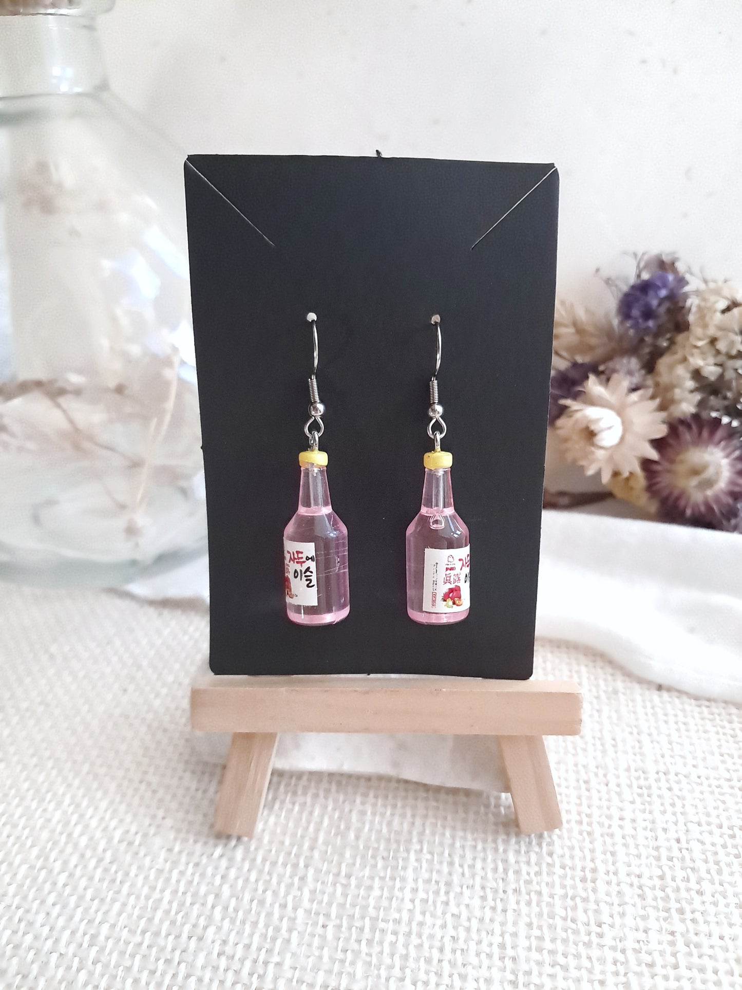 Boucles d'oreilles bouteilles de soju rose résine et en acier inoxydable