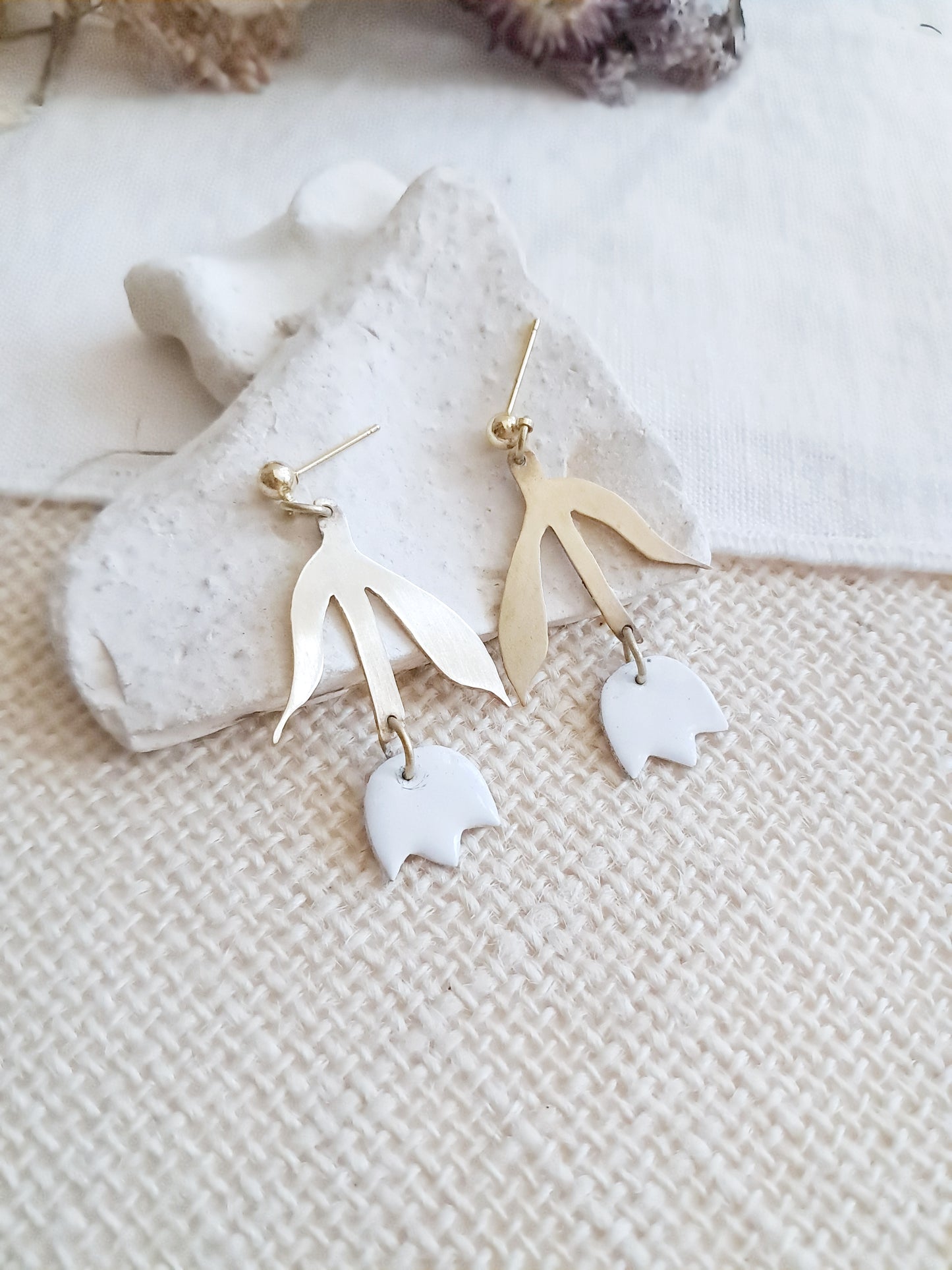 Boucles d'oreilles tulipes blanches en laiton