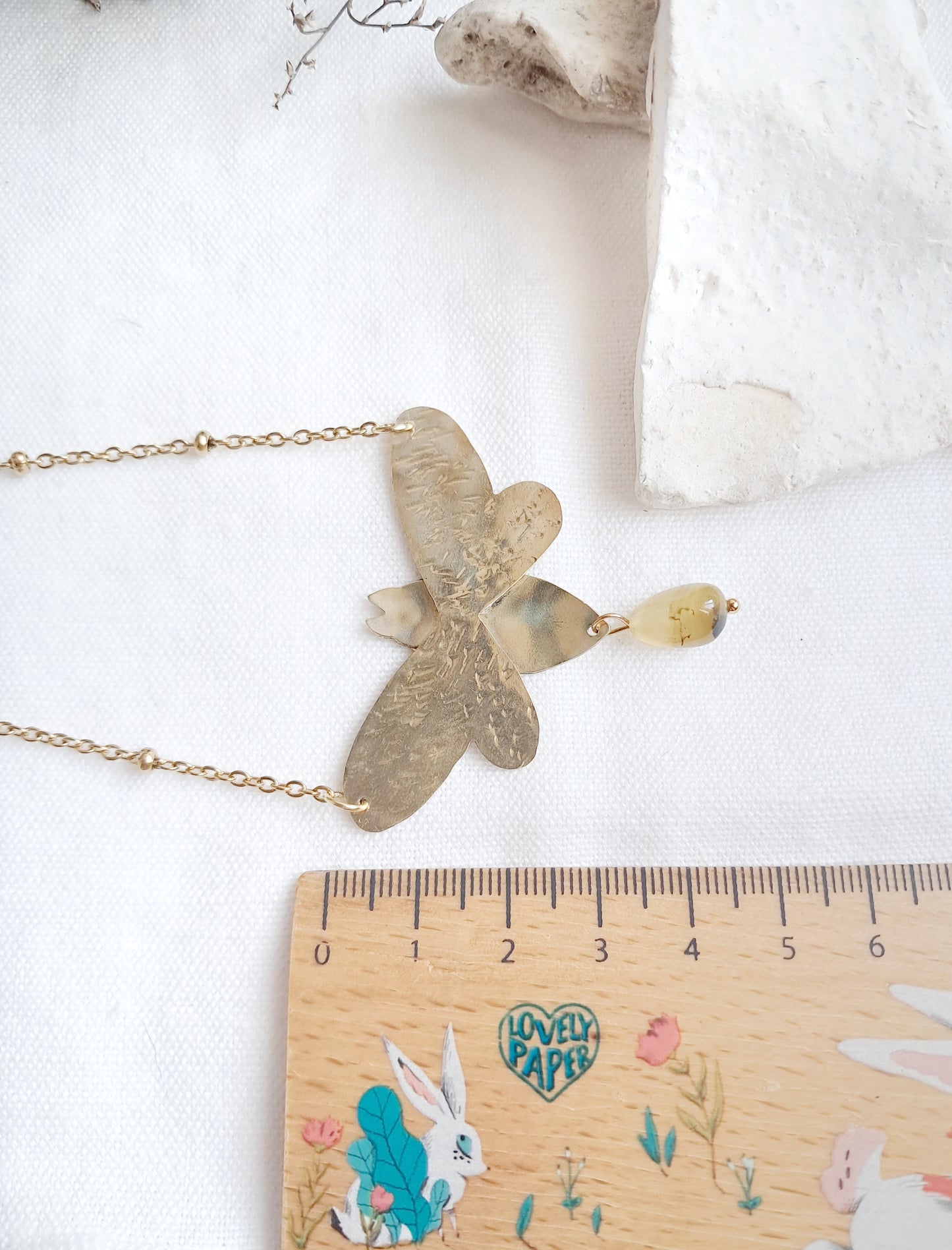 Collier abeille en laiton et agate