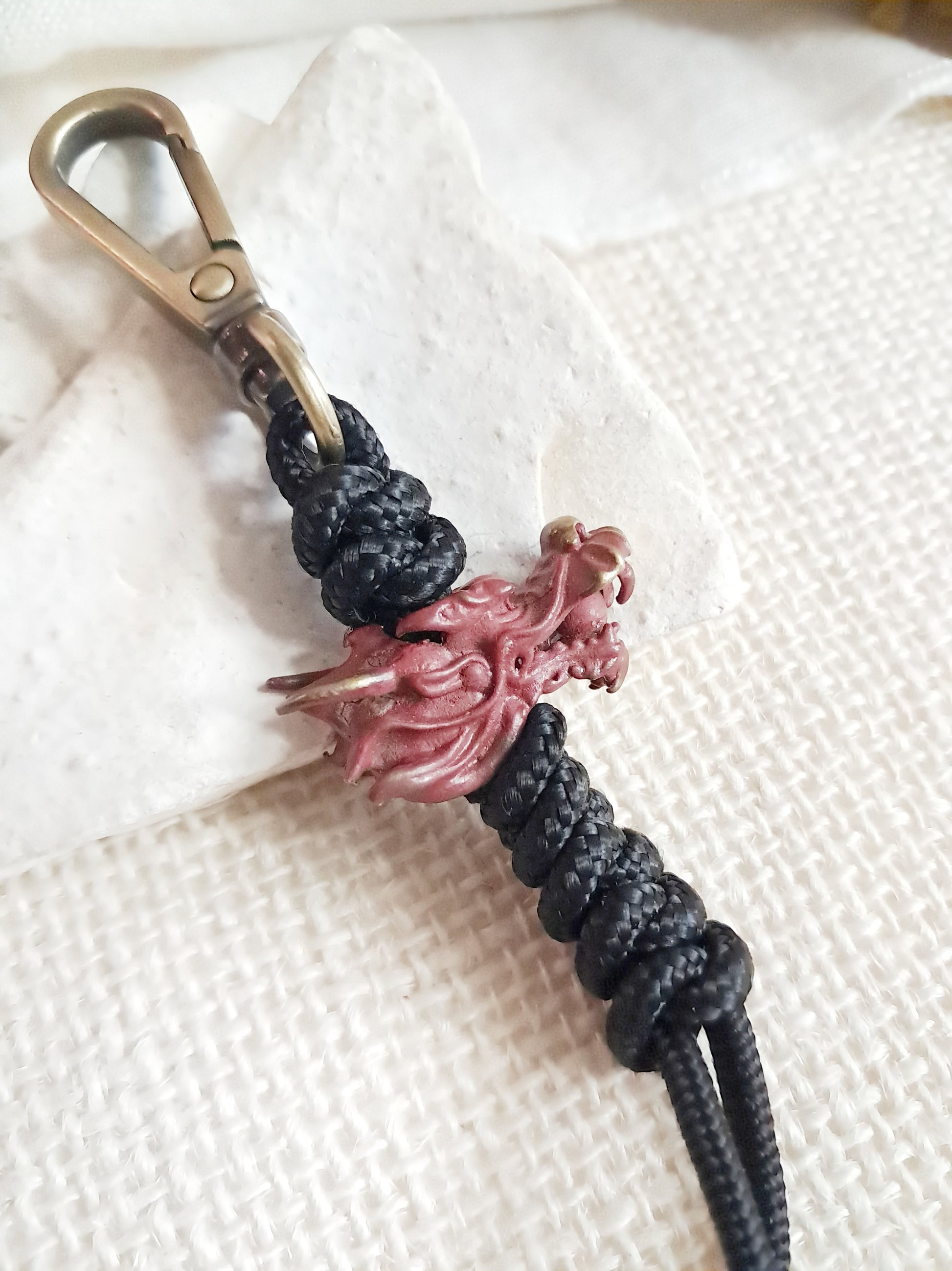 Porte-clés tête de dragon rouge en laiton