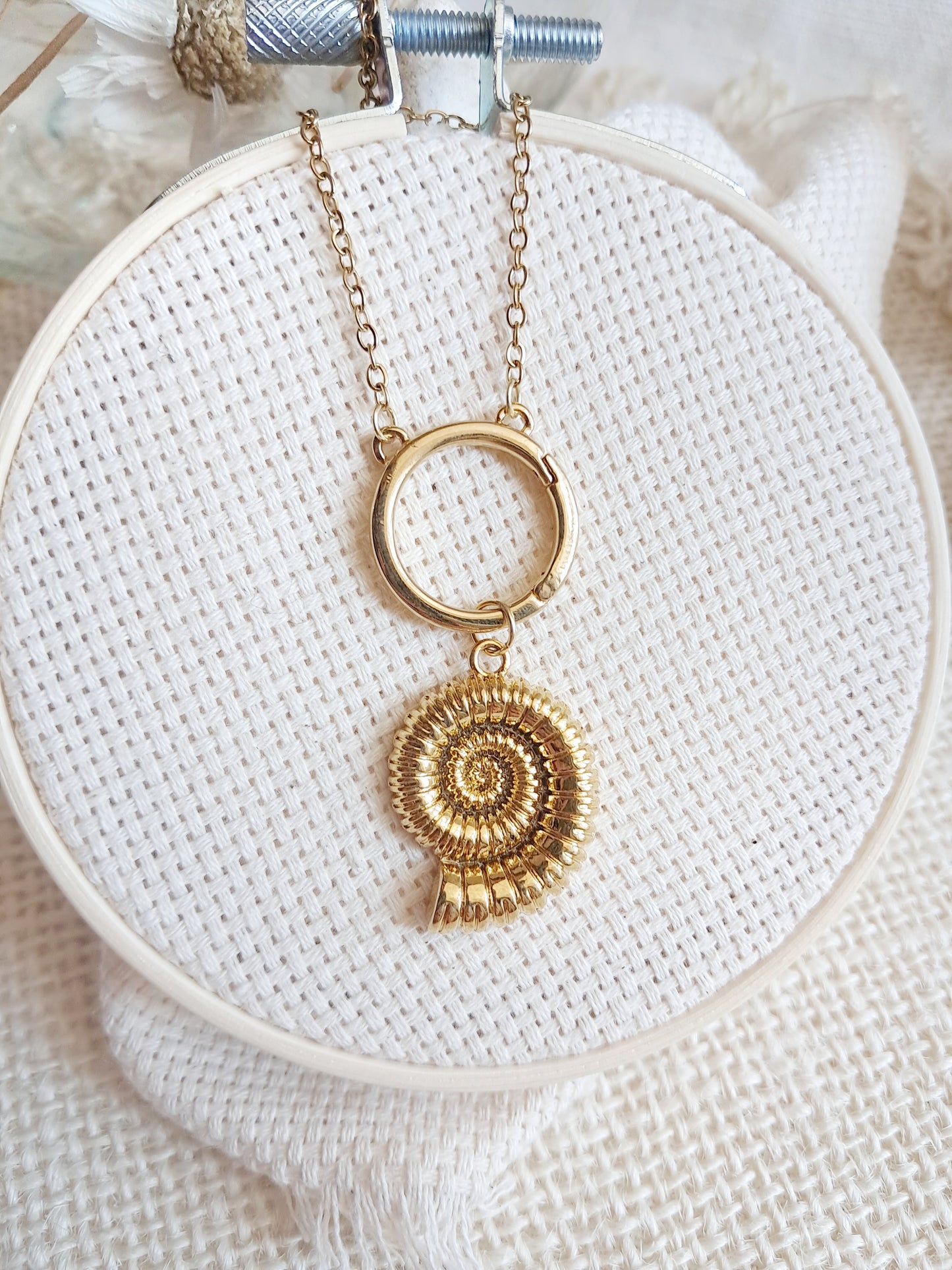 Collier anneau breloque coquillage ammonite en acier inoxydable doré