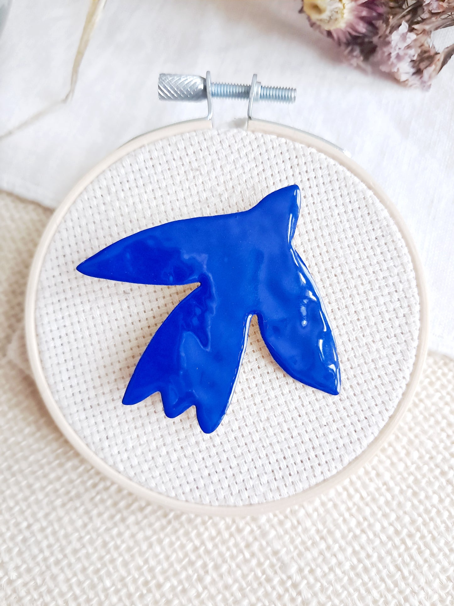 Broche oiseau bleu de Matisse en laiton et émail
