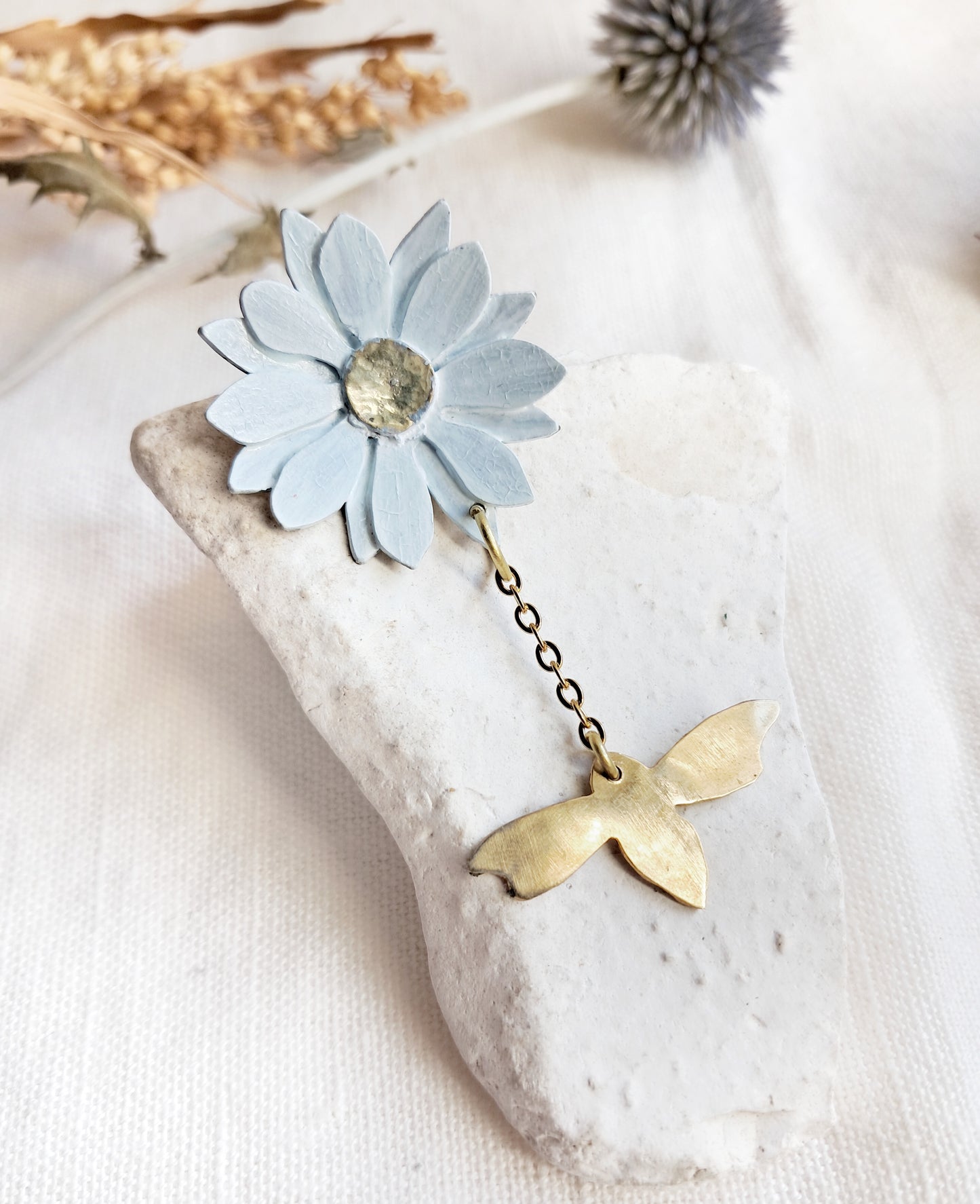 Pin's marguerite et abeille en laiton