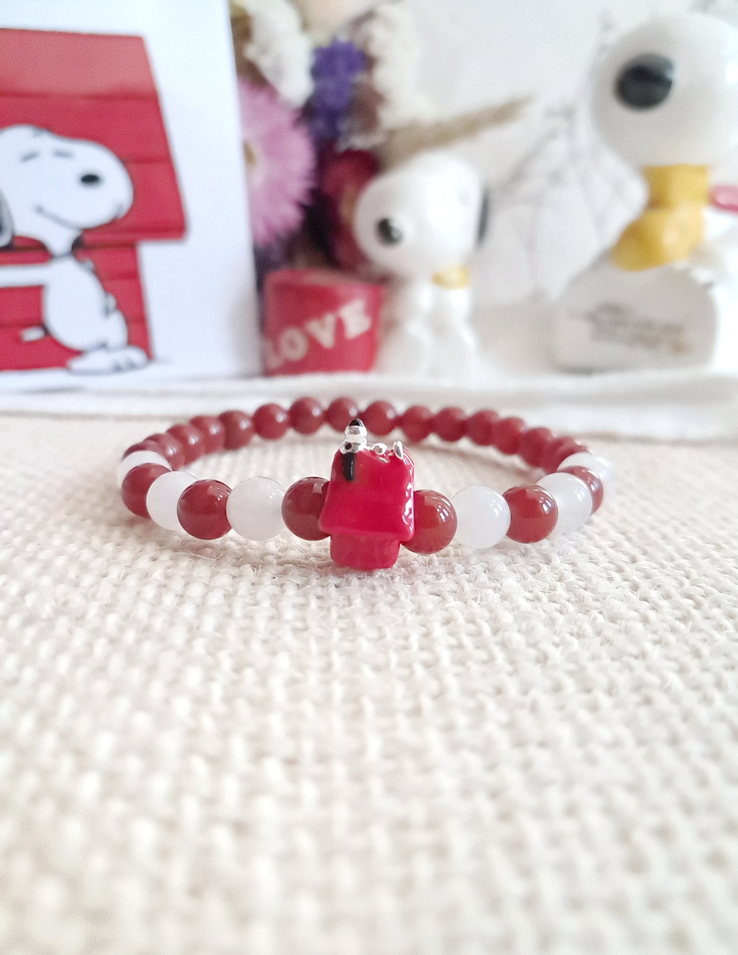 Bracelet Snoopy sur sa niche avec sa breloque en argent 925