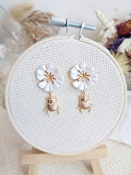 Boucles d'oreilles fleurs blanches et scarabées