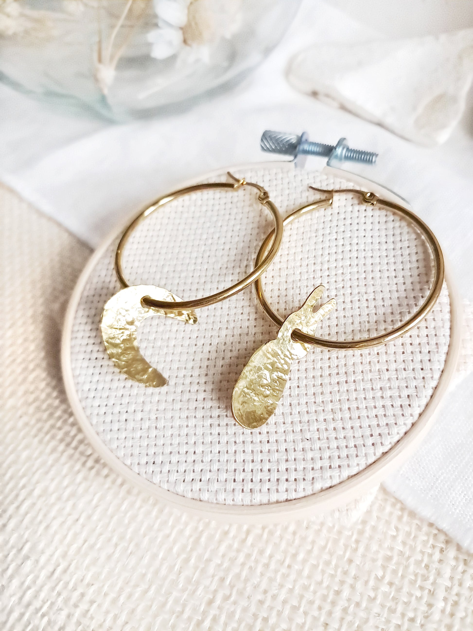 Boucles d'oreilles dépareillées lapin dans la lune