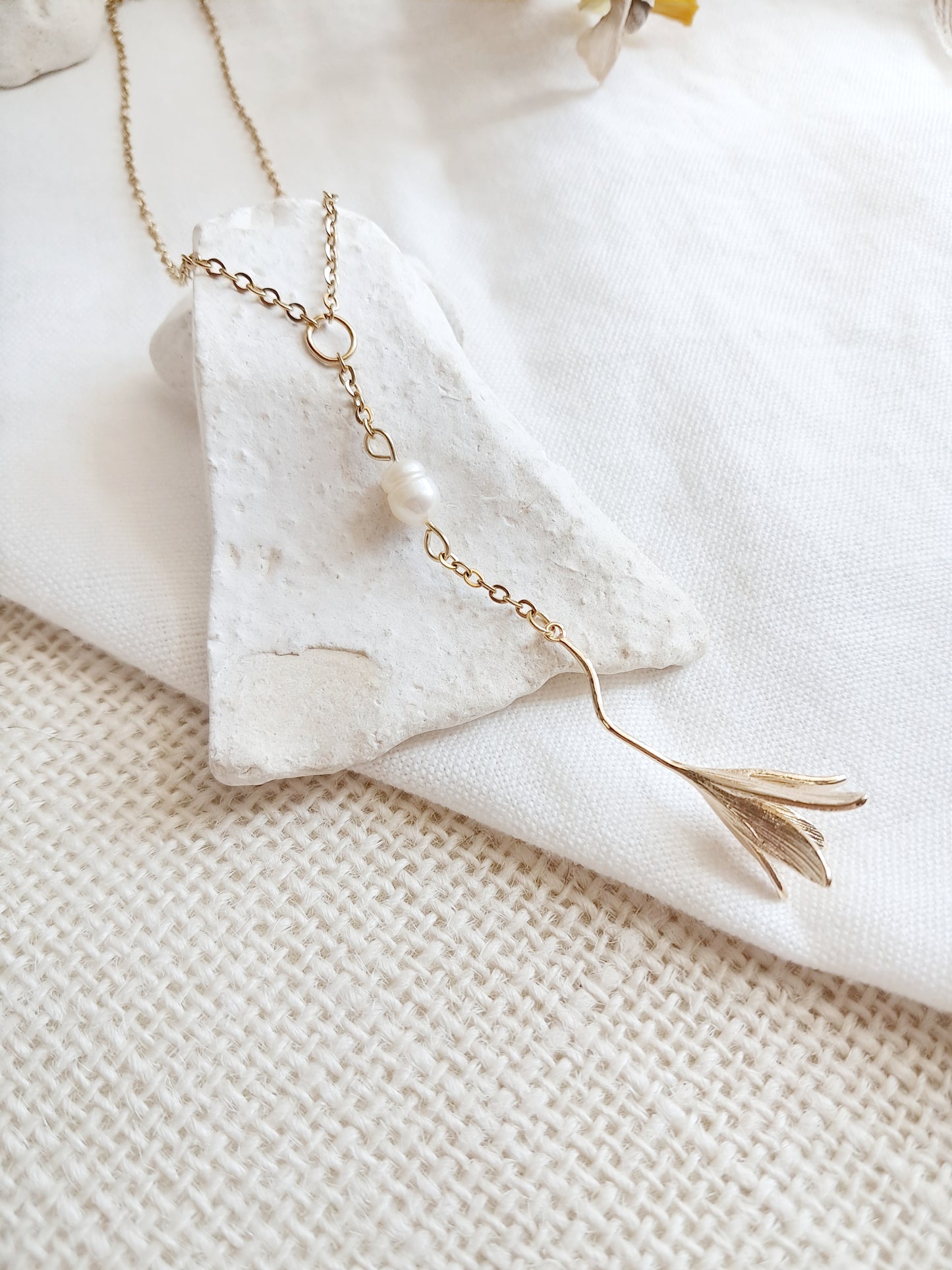 Collier pendant fleur et perle d'eau douce