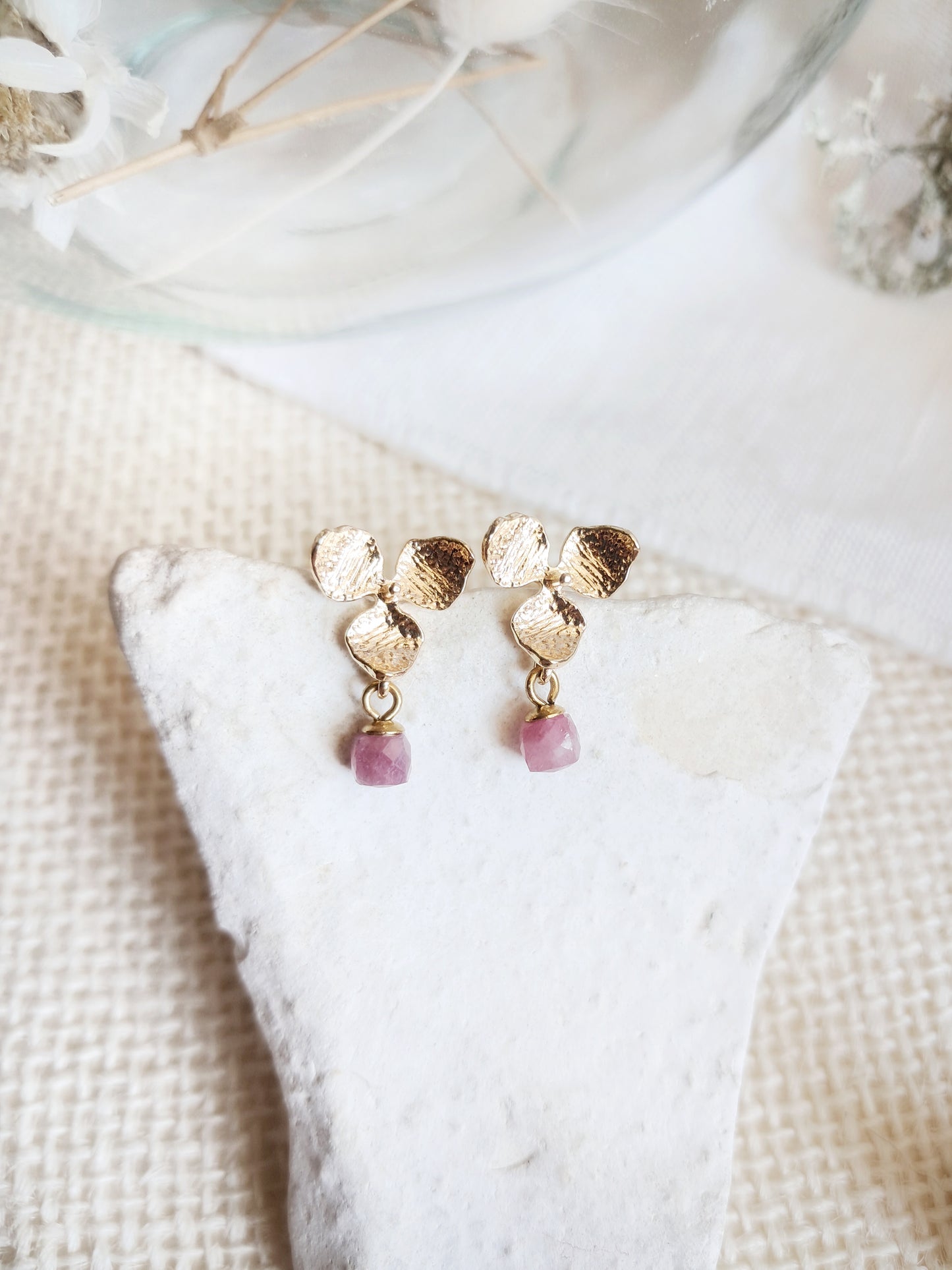 Boucles d'oreilles fleurs d'hortensia et tourmaline rose