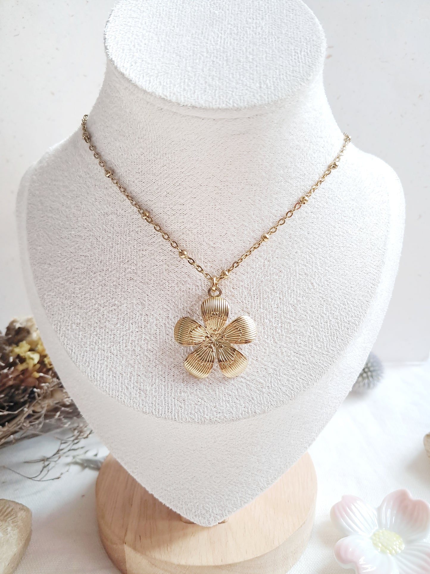 Collier fleur en acier inoxydable doré