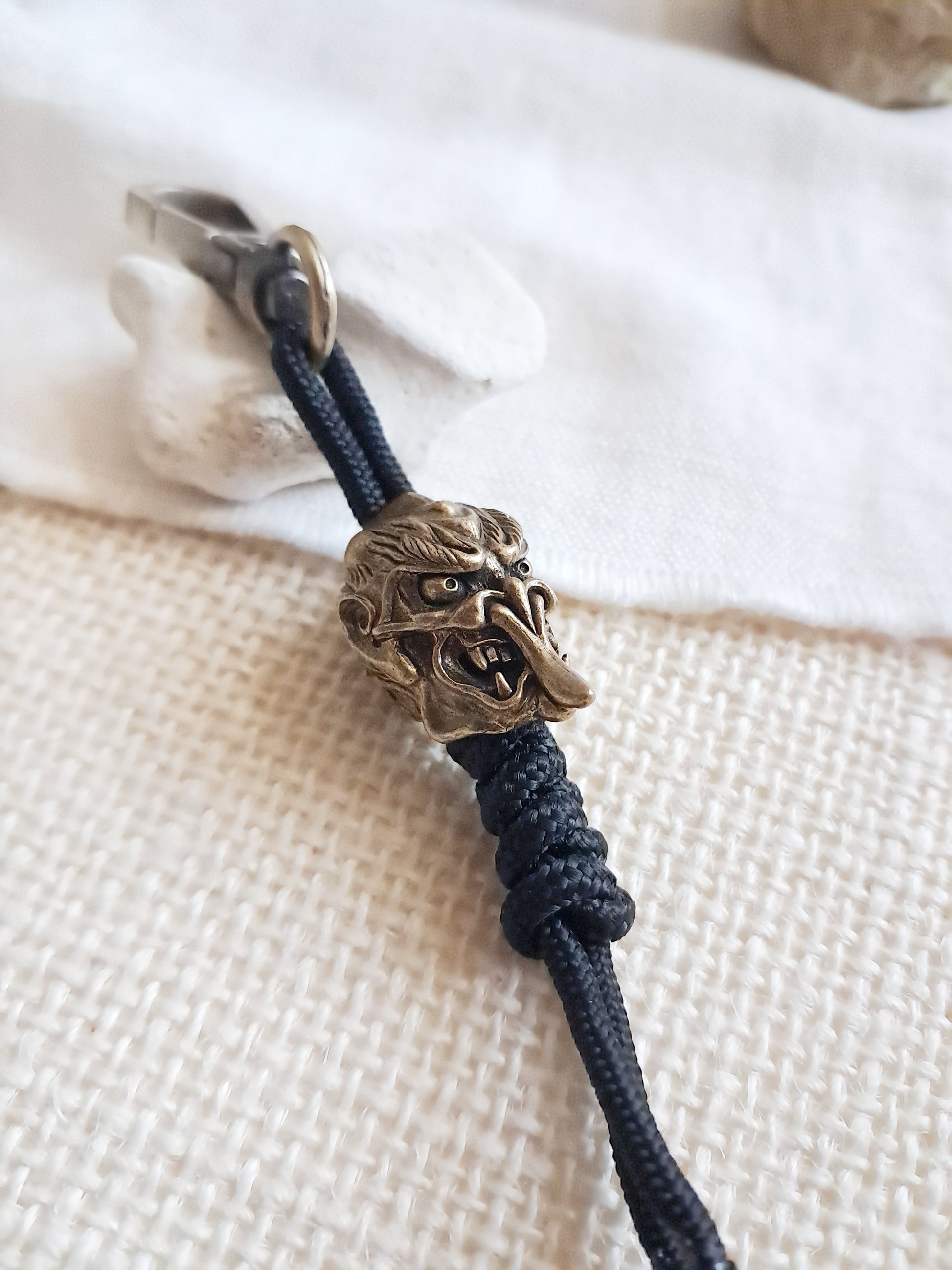 Porte-clés monstre Tengu japonais en laiton