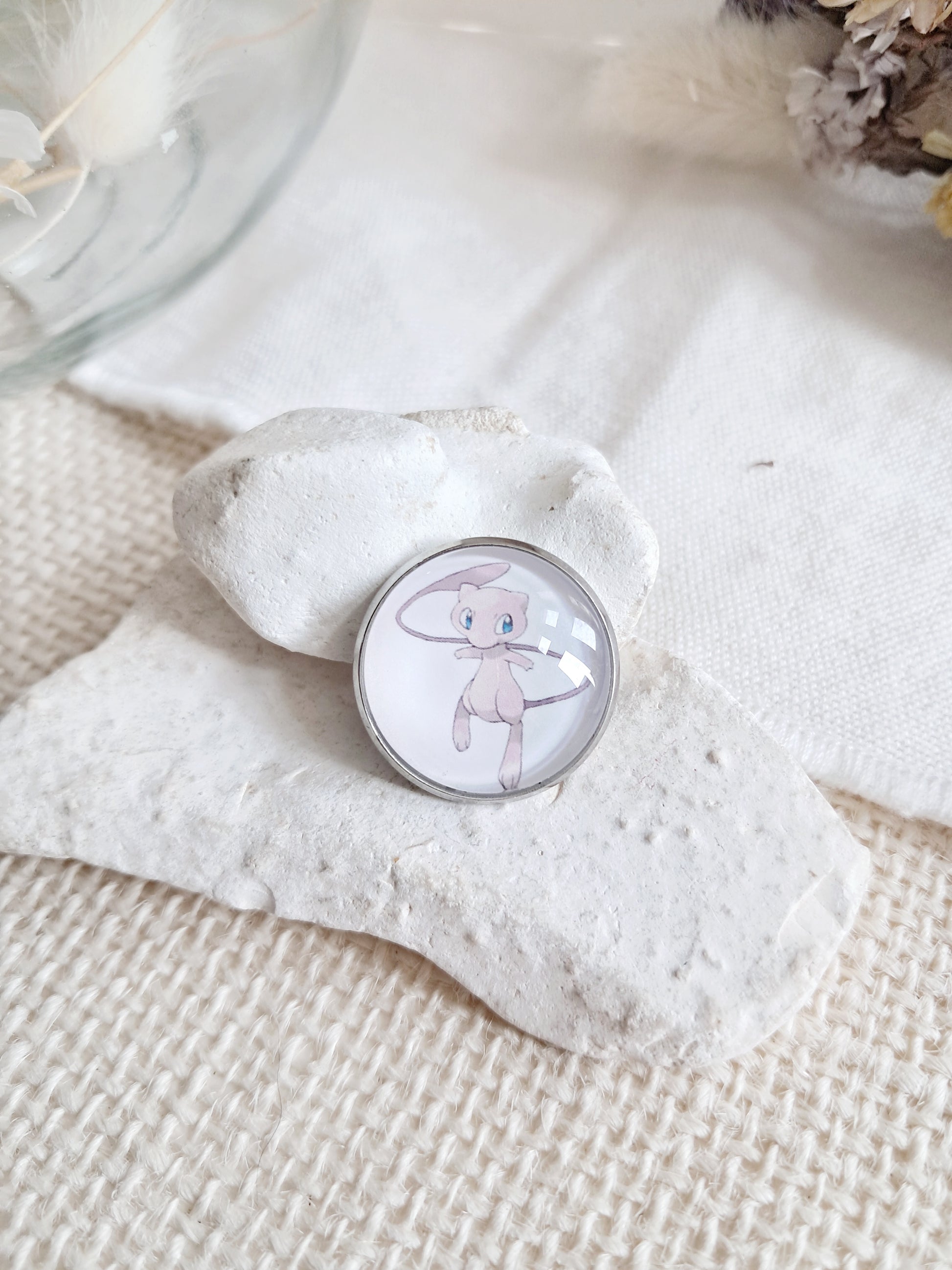 Broche cabochon Mew Pokémon