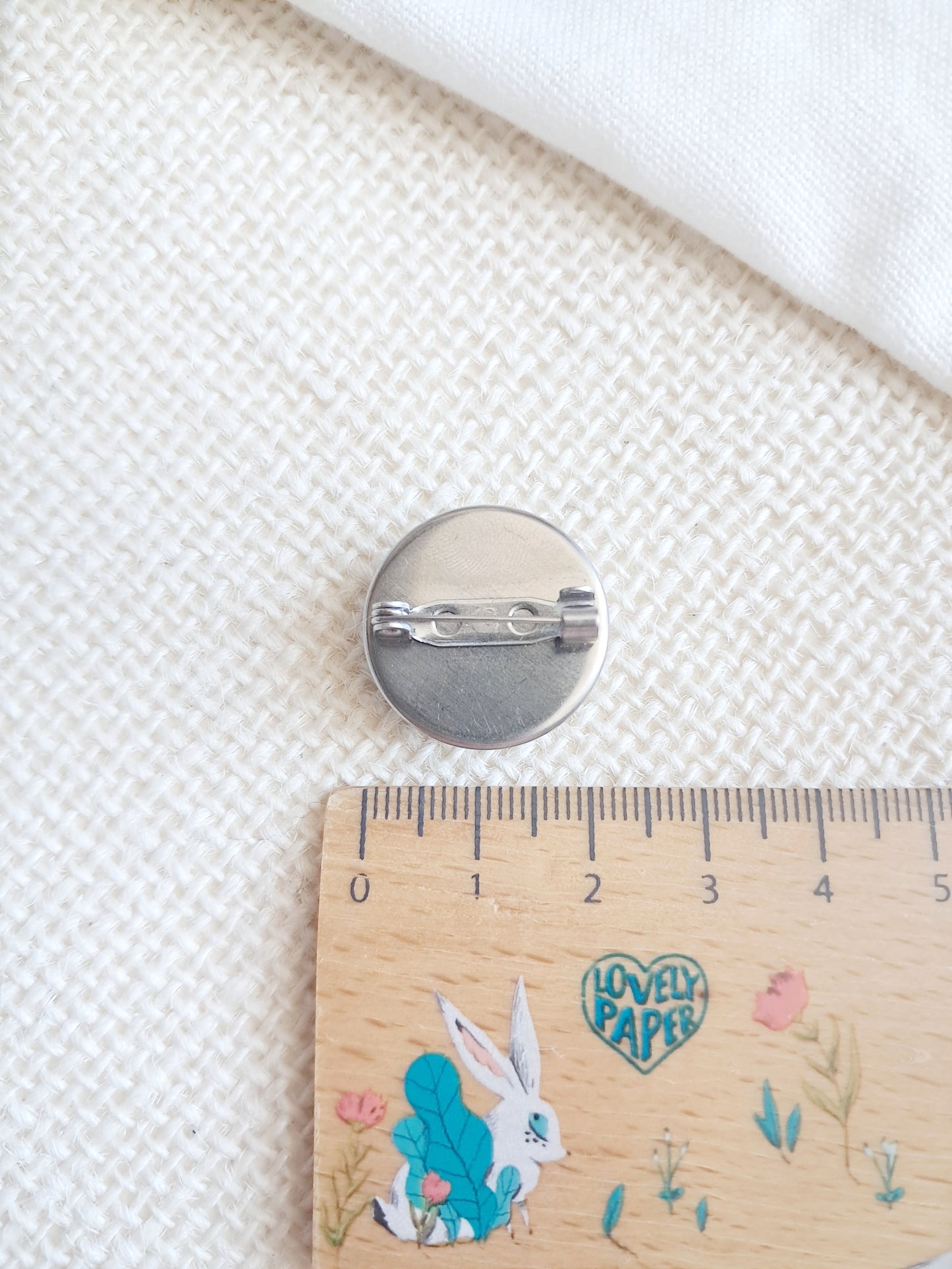 Broche "La grande vague de Kanagawa" par Hokusai - exposition Nantes 2025