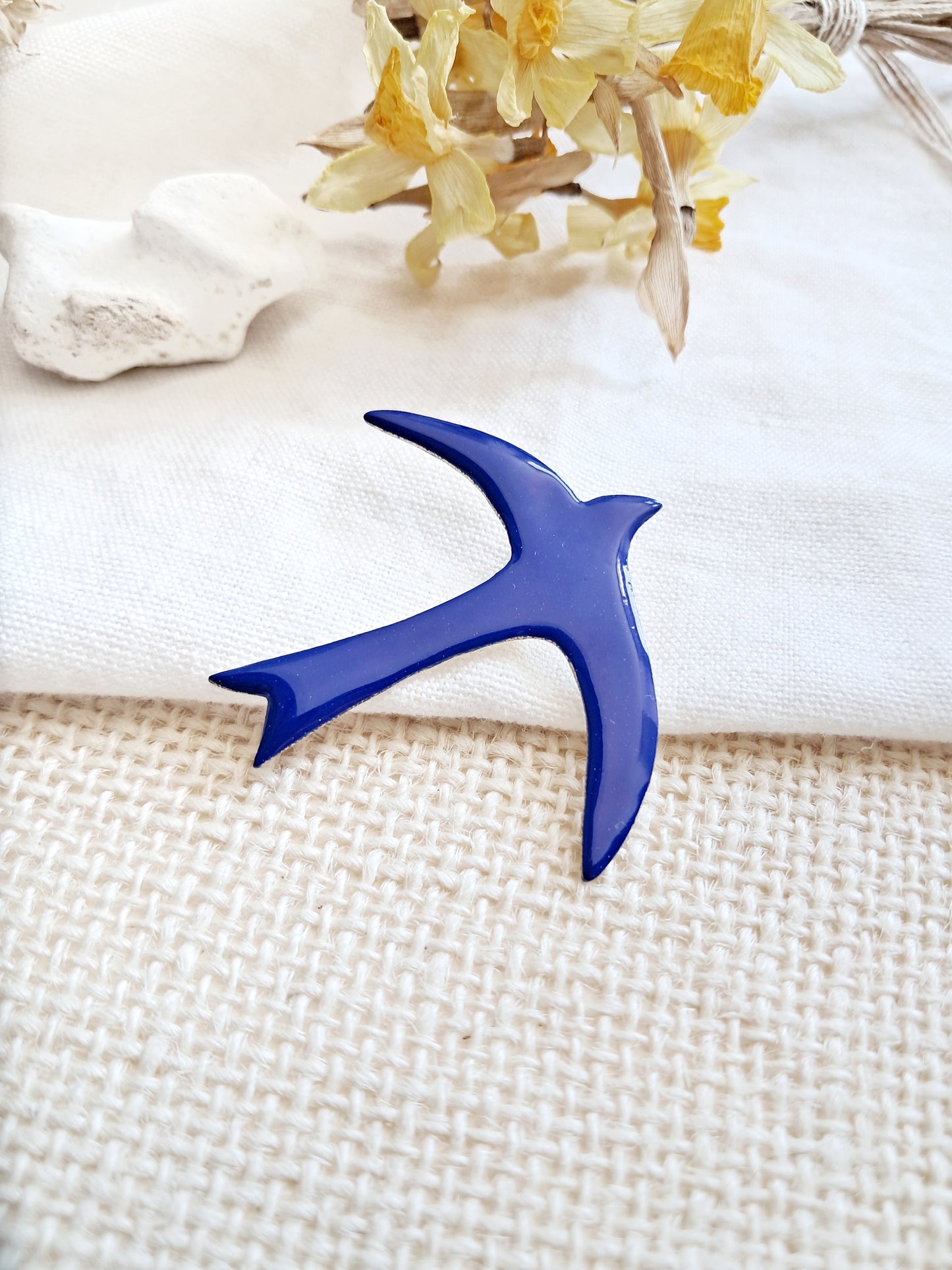 Pin's oiseau bleu de Matisse en laiton et émail