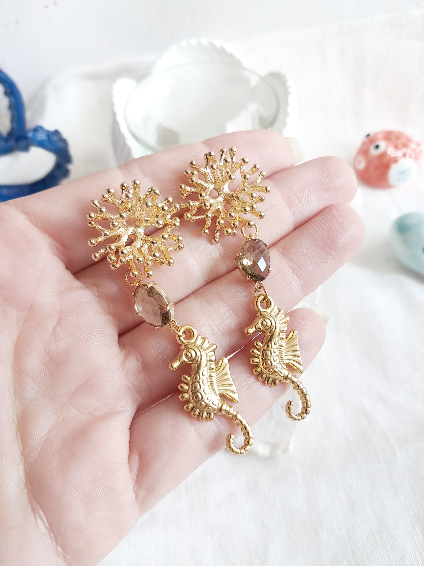 Boucles d'oreilles pendantes corail et hippocampe