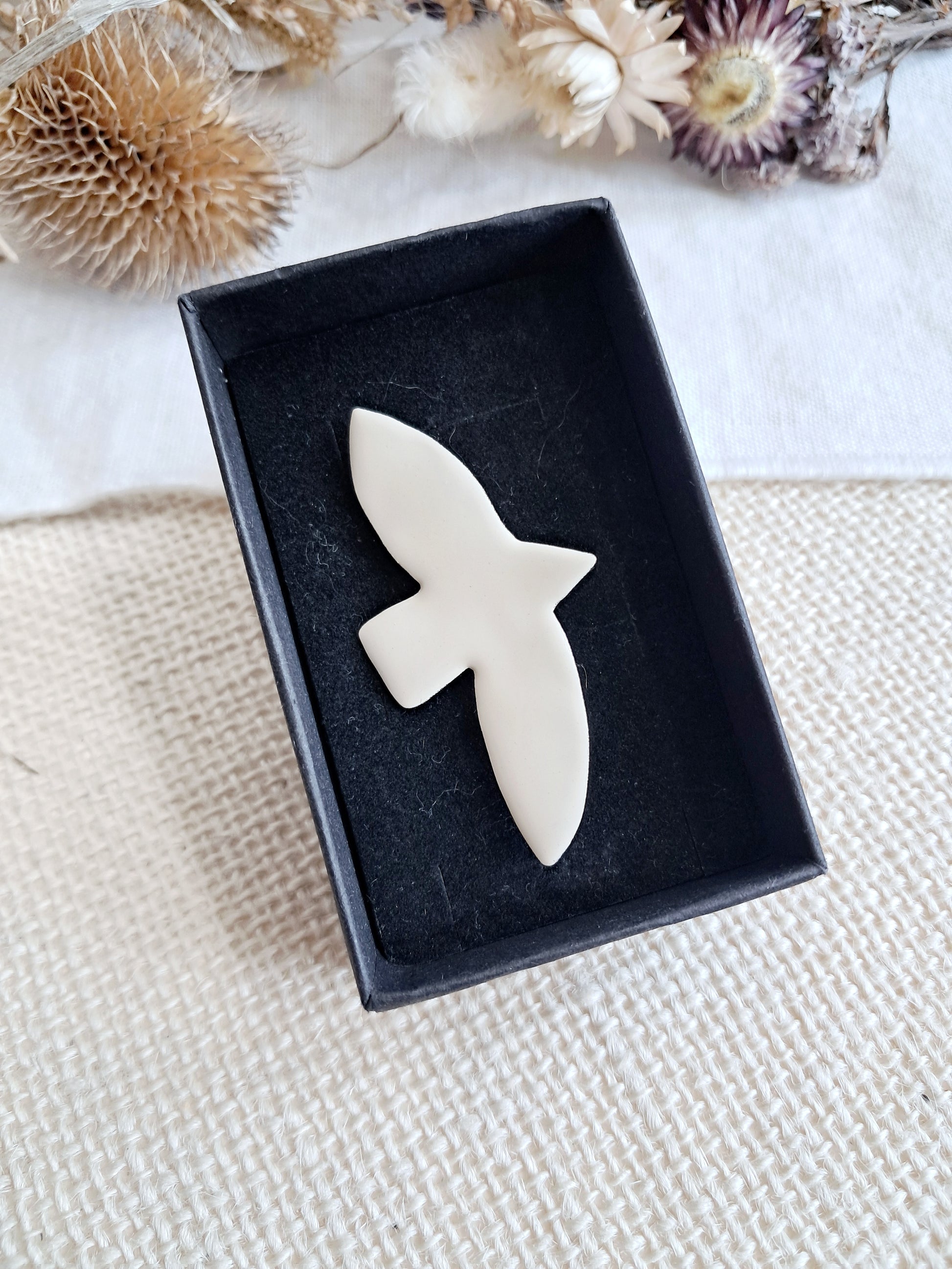 Broche oiseau couleur ivoire inspiré de Matisse