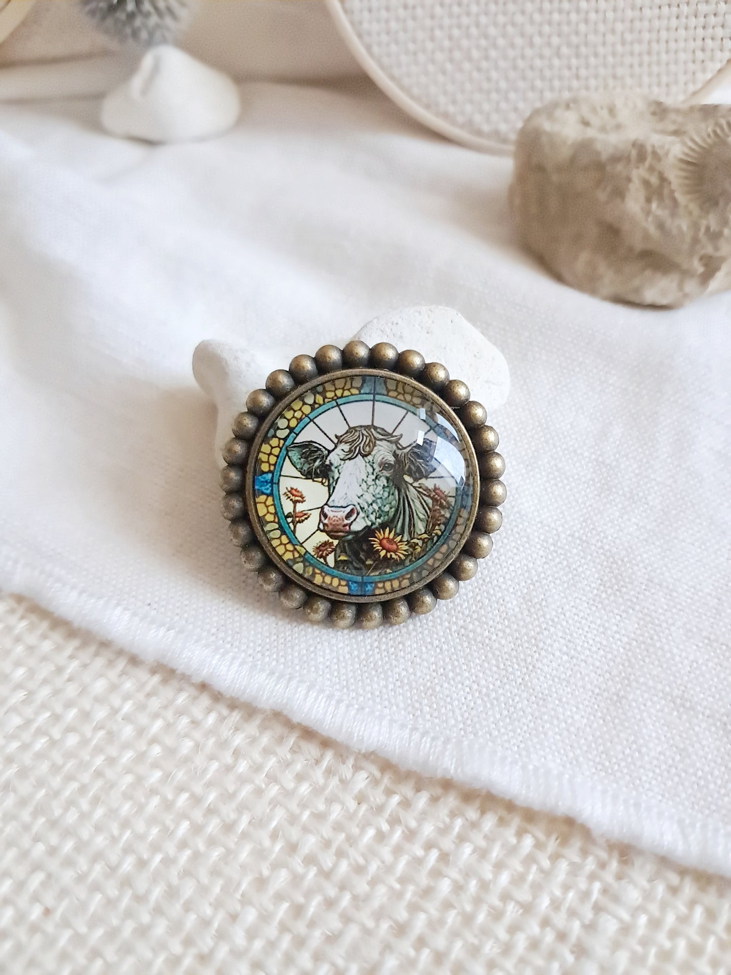 Broche cabochon vache et tournesols 