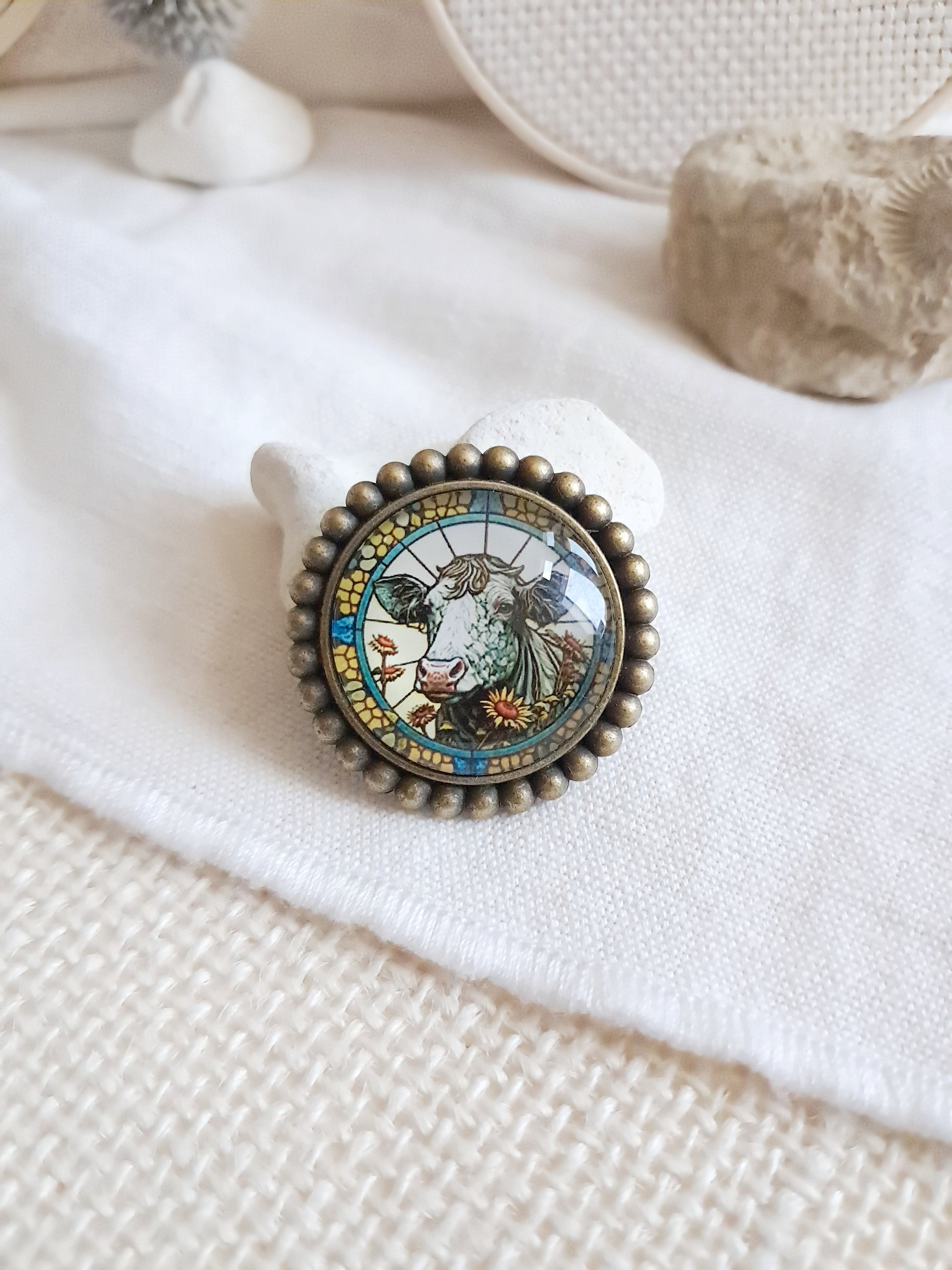 Broche cabochon vache et tournesols 