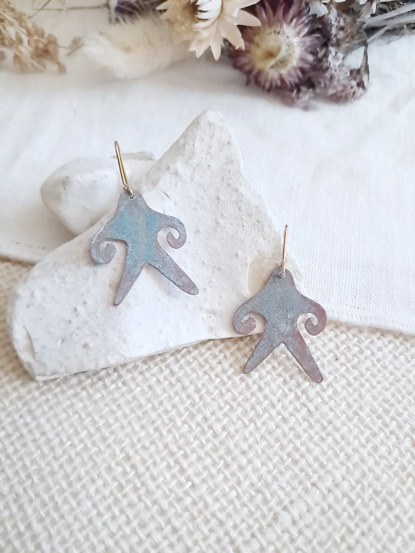 Boucles d'oreilles figures anthropomorphes préhistoriques de la vallée du Gange en laiton