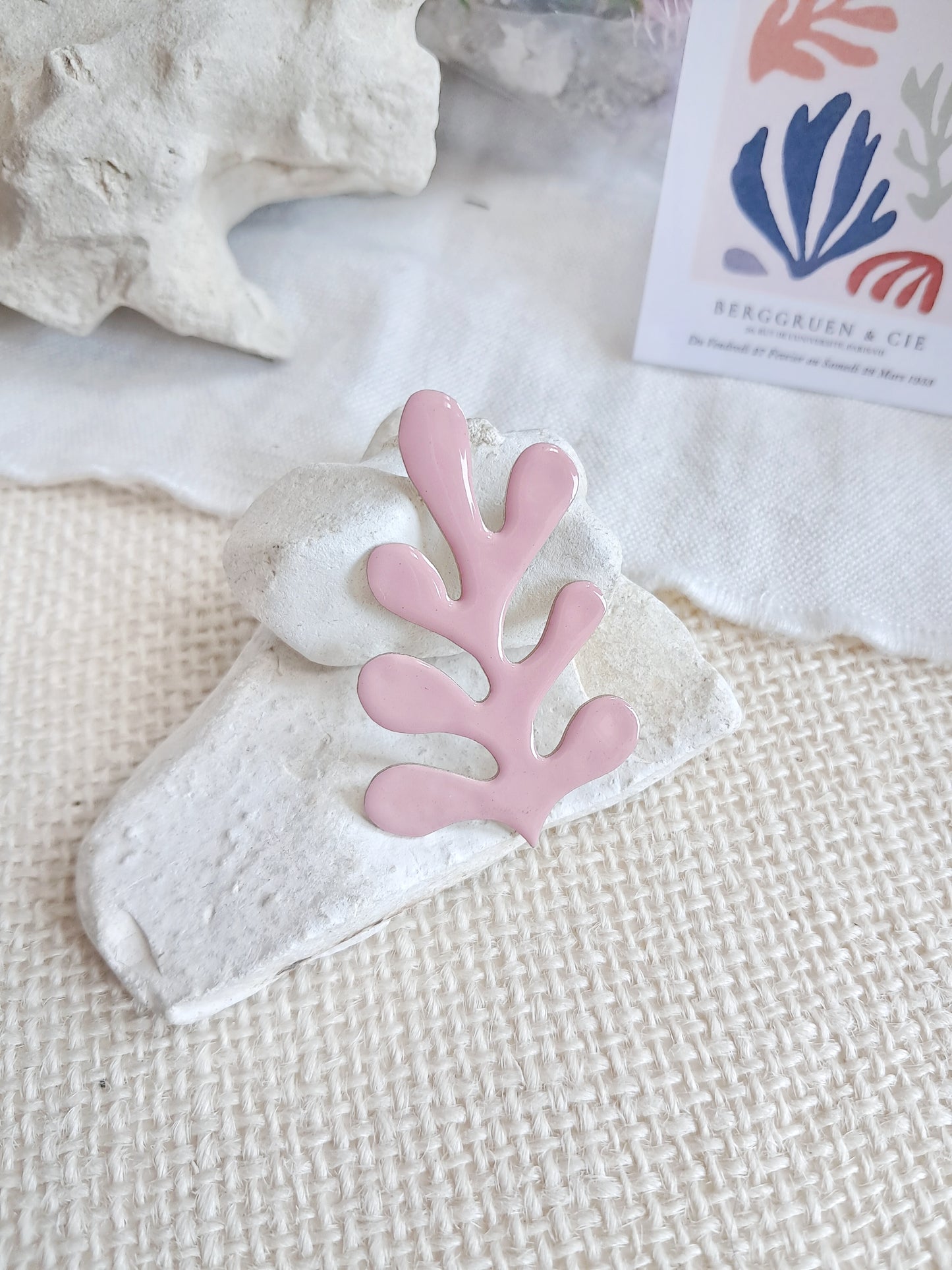 Pin's algue rose inspiré de Matisse