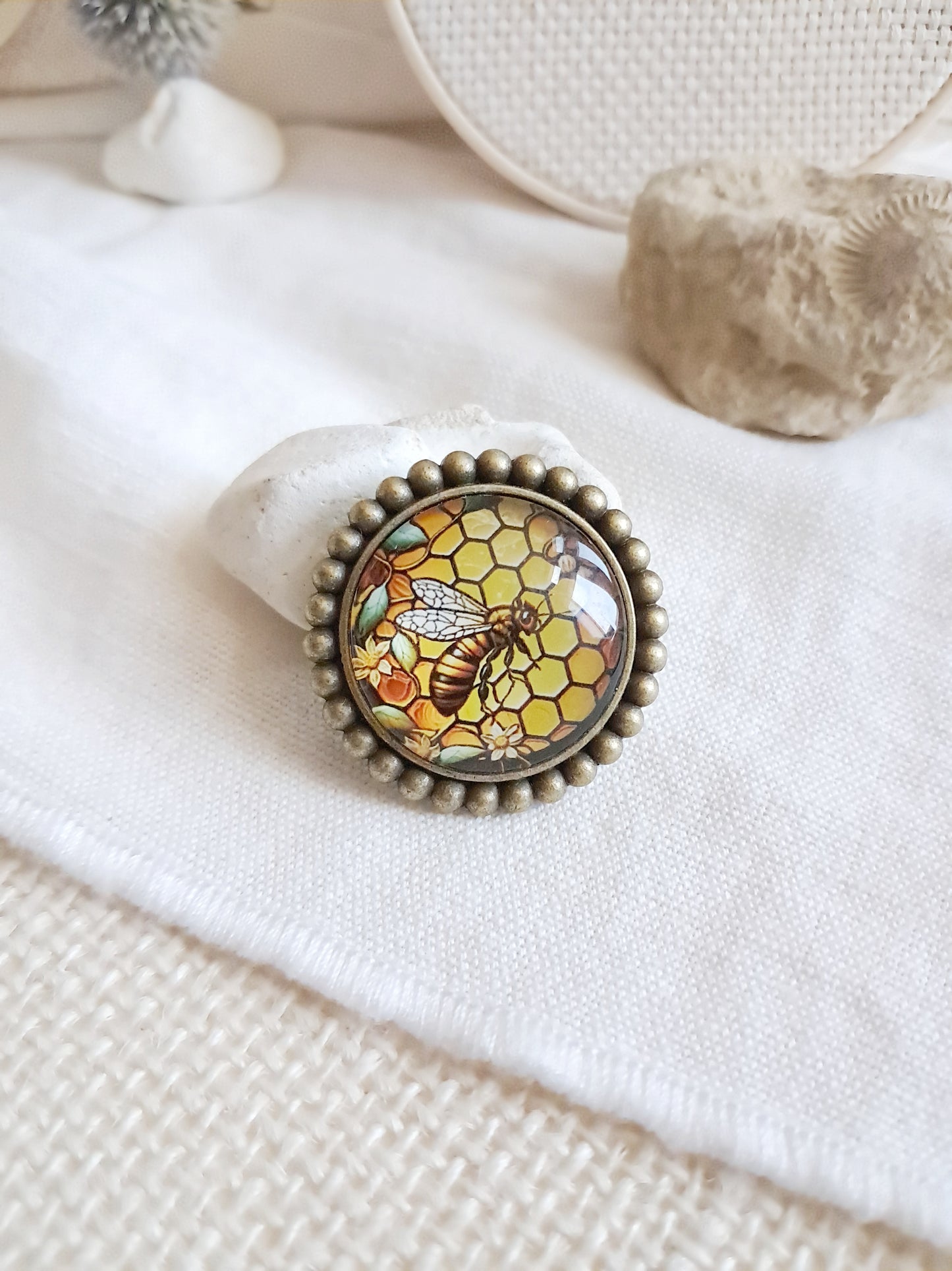 Broche cabochon abeille et rayon de miel