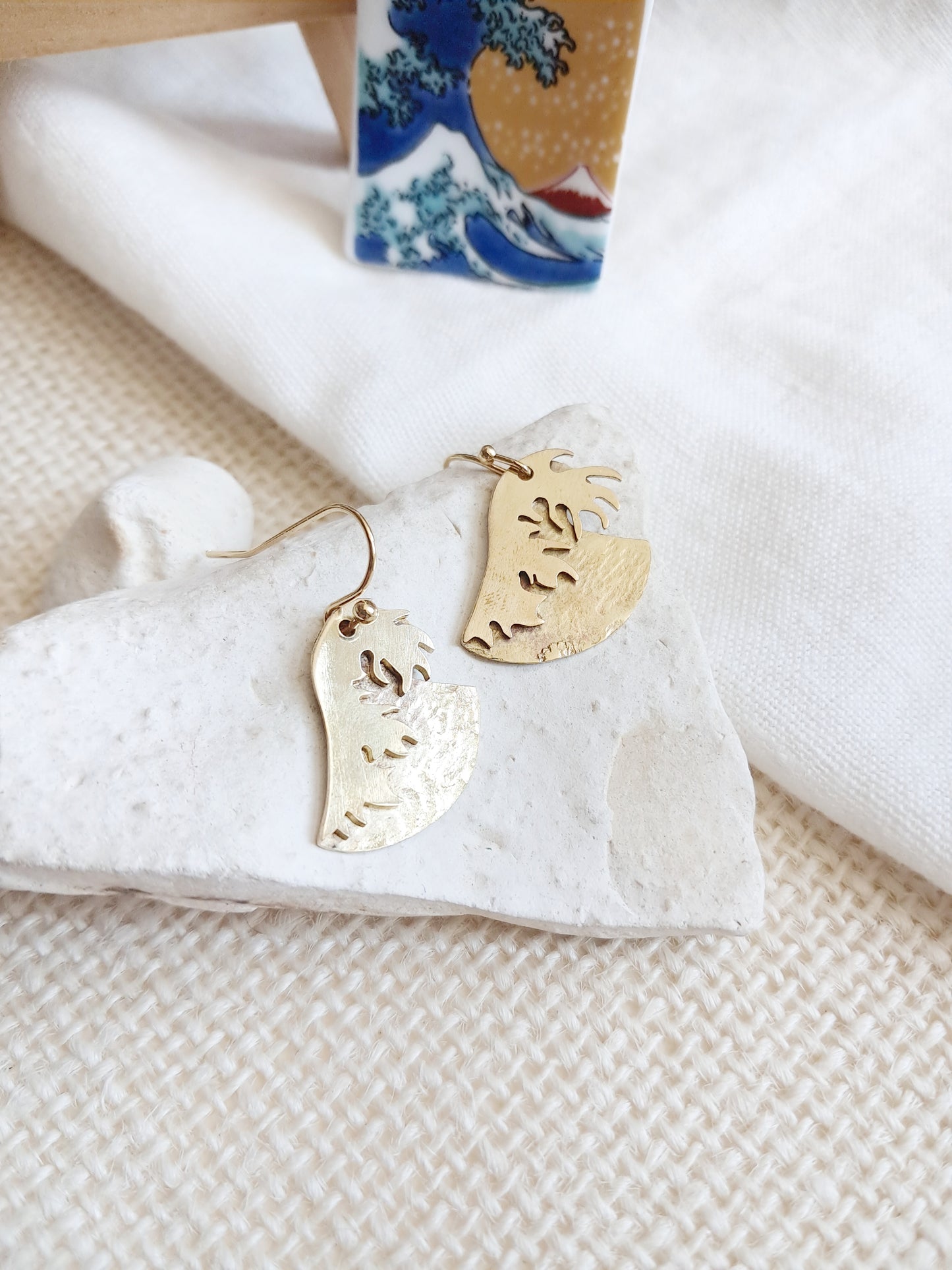 Boucles d'oreilles La grande vague de Kanagawa d'Hokusai en laiton