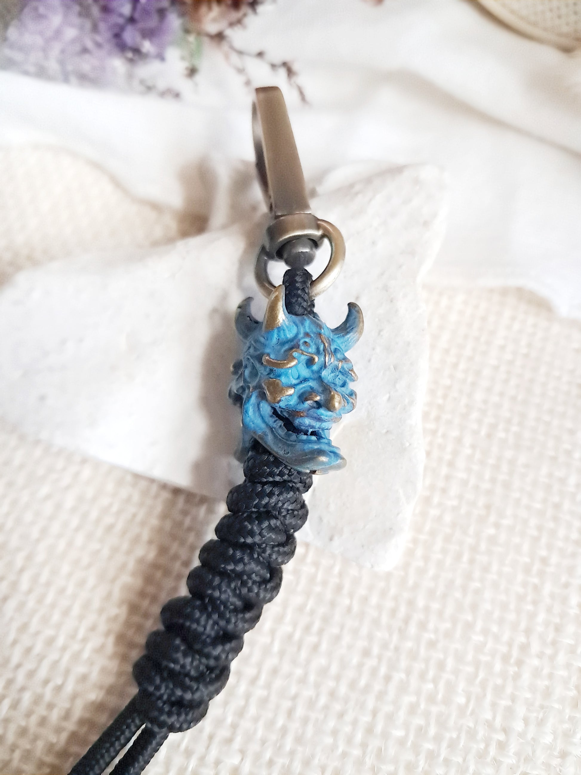 Porte-clés masque de fantôme japonais Hannya bleu en laiton 