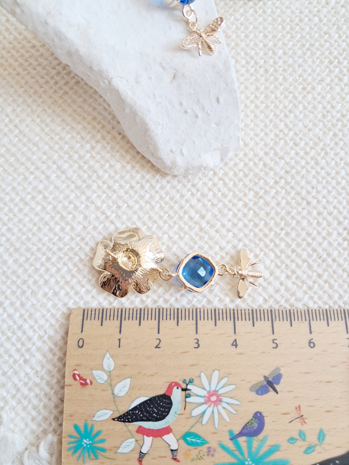 Boucles d'oreilles fleurs de camélia et abeilles bleues