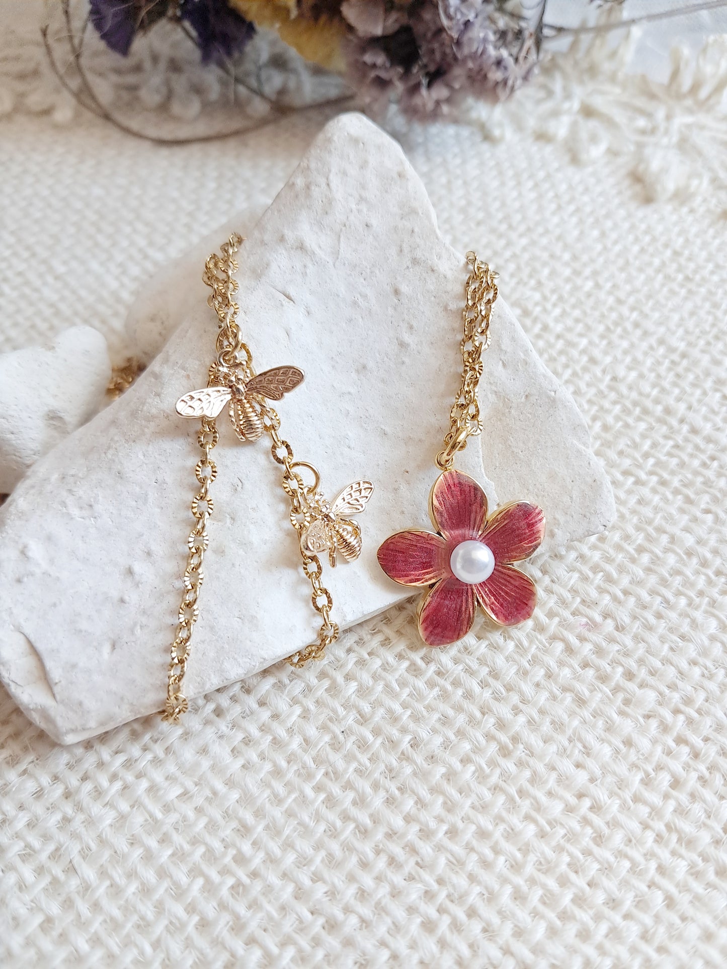 Collier fleur rouge et abeilles en acier inoxydable