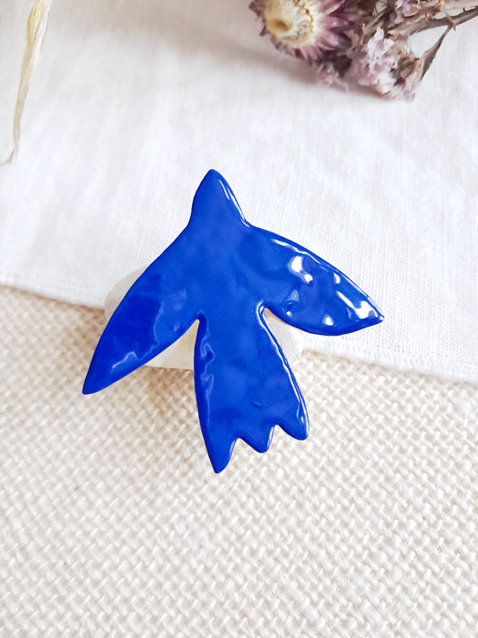 Broche oiseau bleu de Matisse en laiton et émail