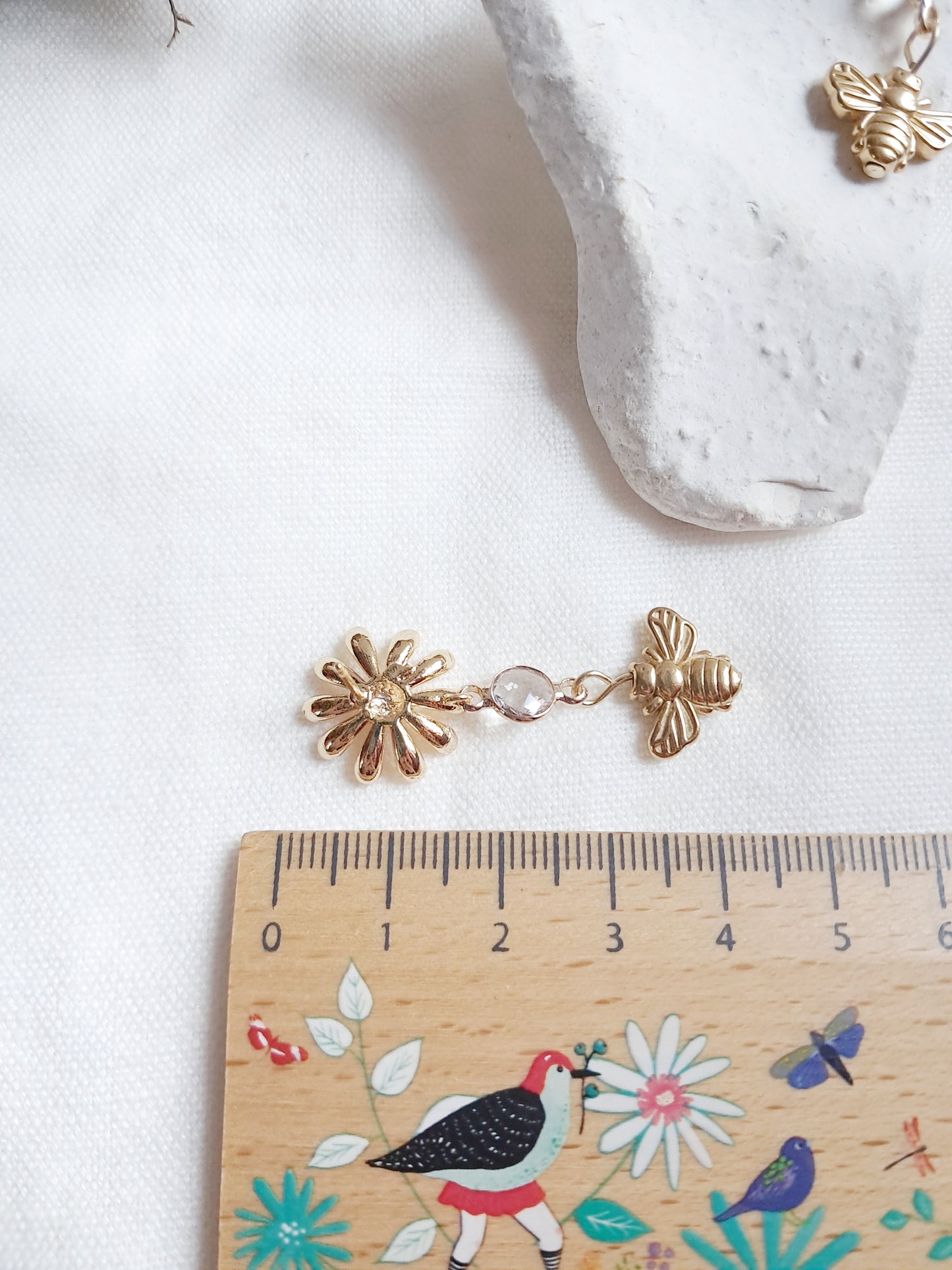 Boucles d'oreilles pendantes fleurs et abeilles