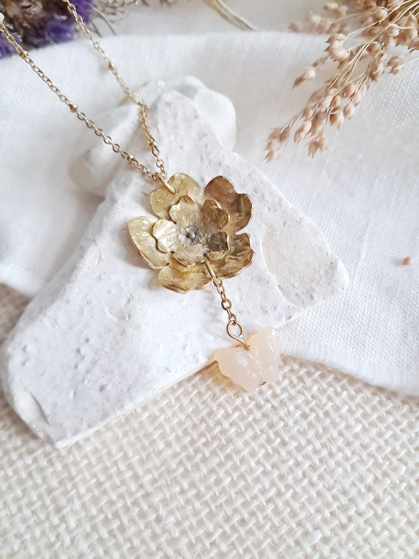 Collier fleur en laiton et papillon en agate