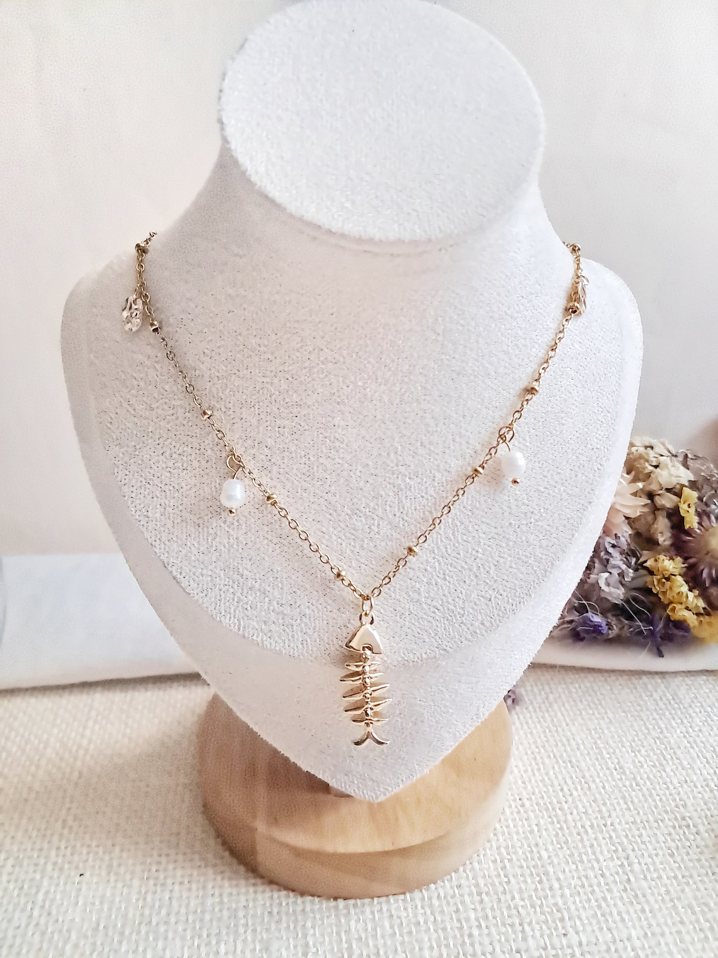 Collier arrêtes de poisson articulé