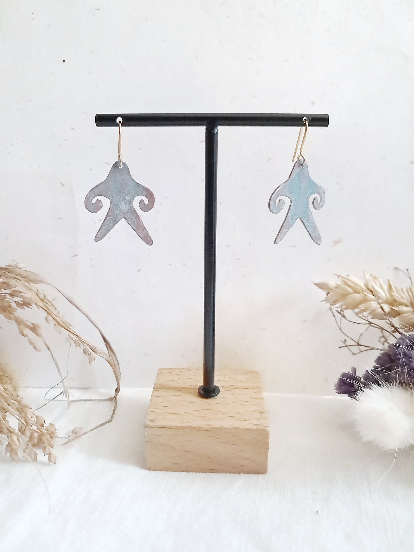 Boucles d'oreilles figures anthropomorphes en laiton