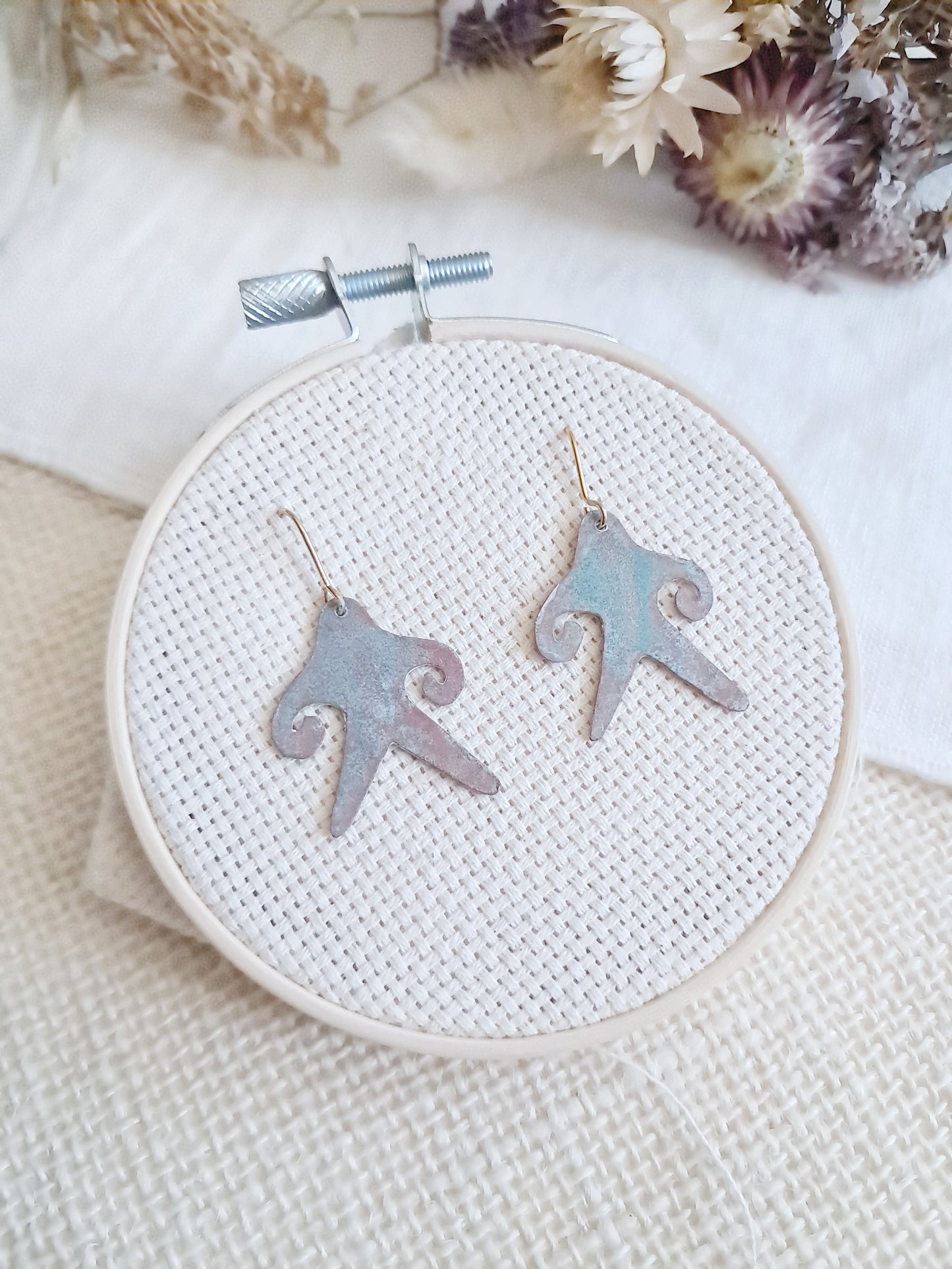 Boucles d'oreilles figures anthropomorphes en laiton