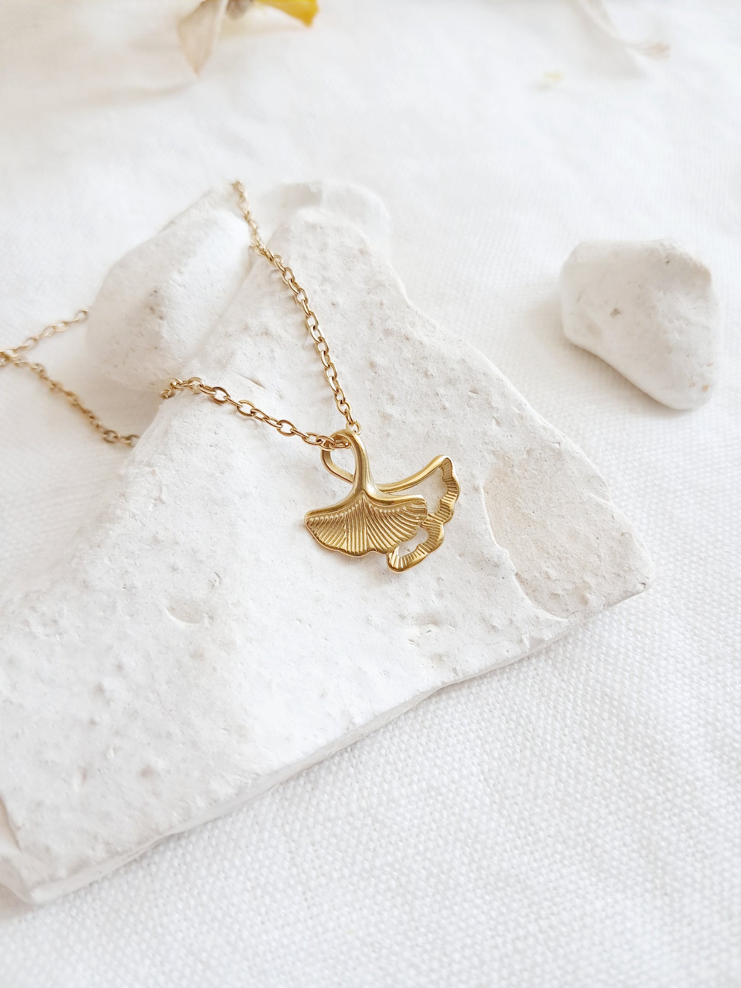 Collier feuilles de ginkgo en acier inoxydable doré 