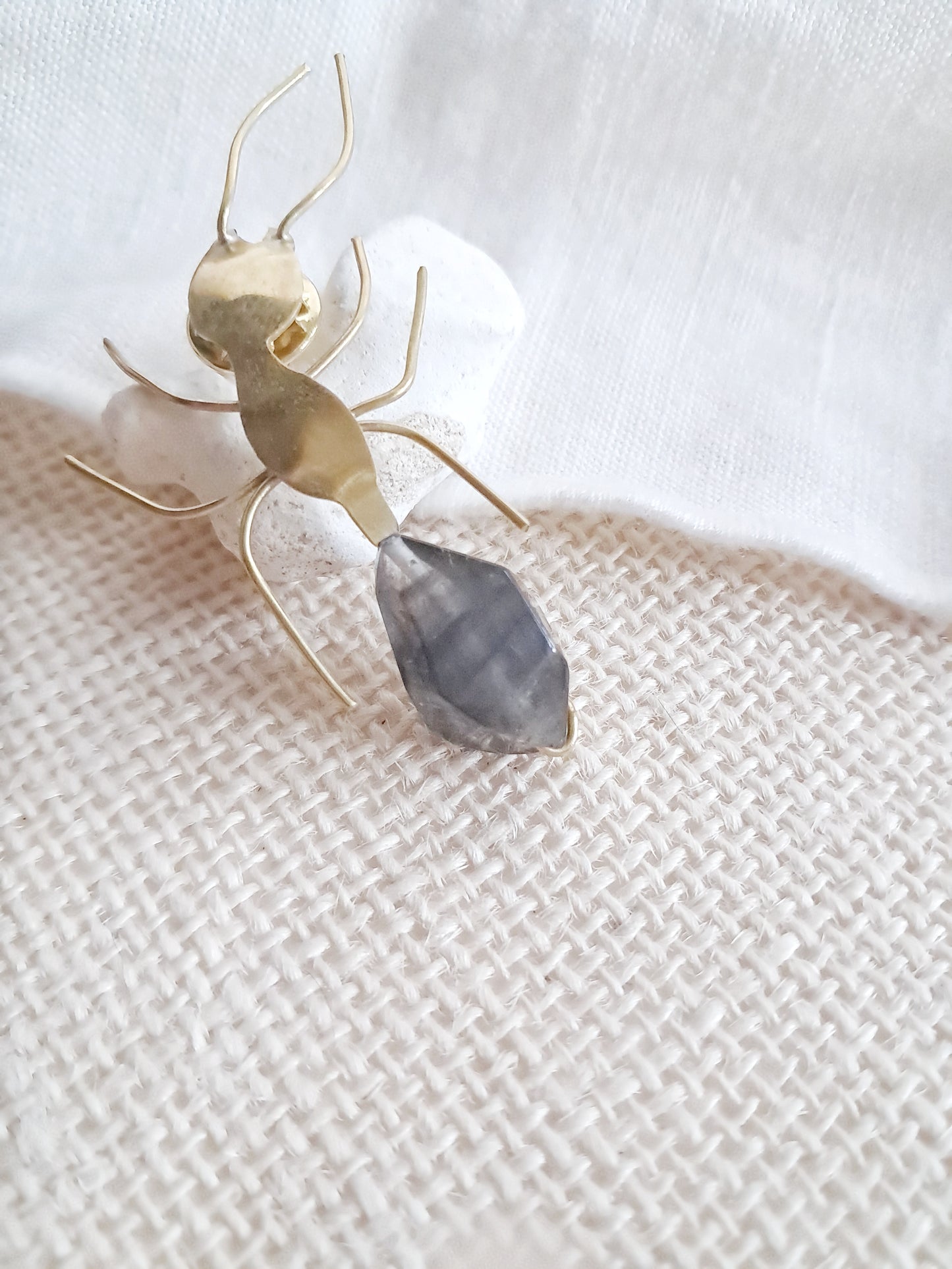 Pin's fourmi en laiton et quartz