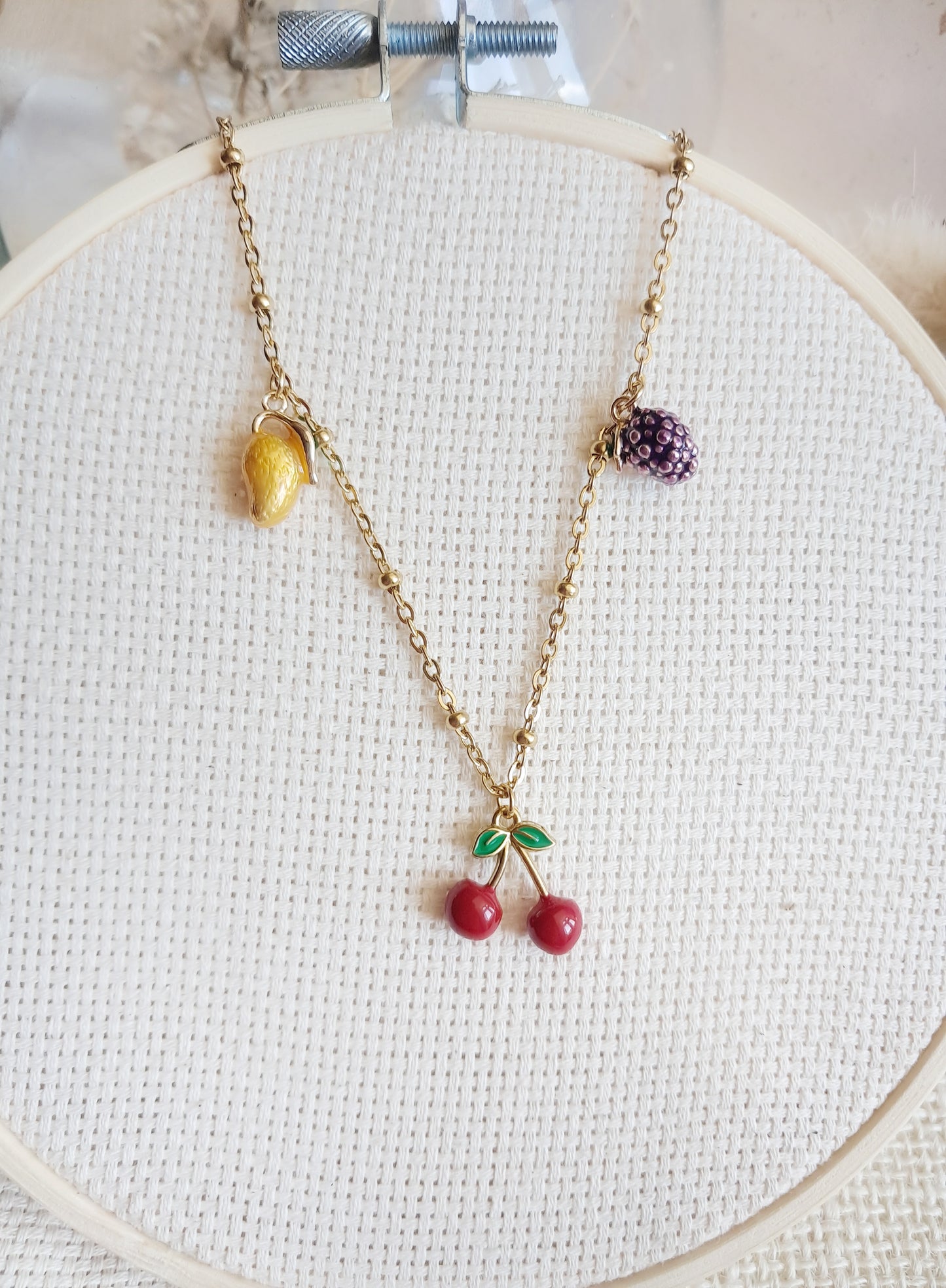Collier fruits : mangue, cerise et mûre