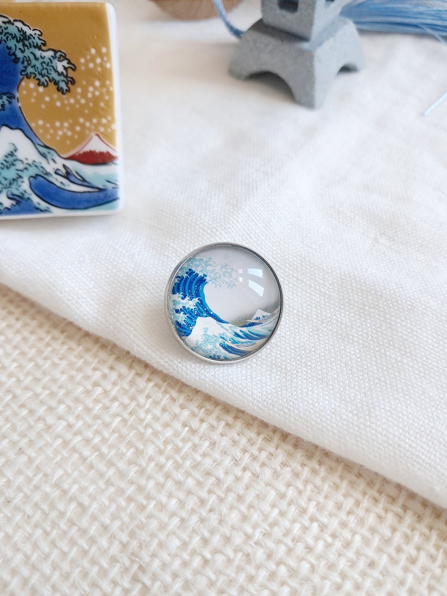Pin's "La grande vague de Kanagawa" par Hokusai - exposition Nantes 2025