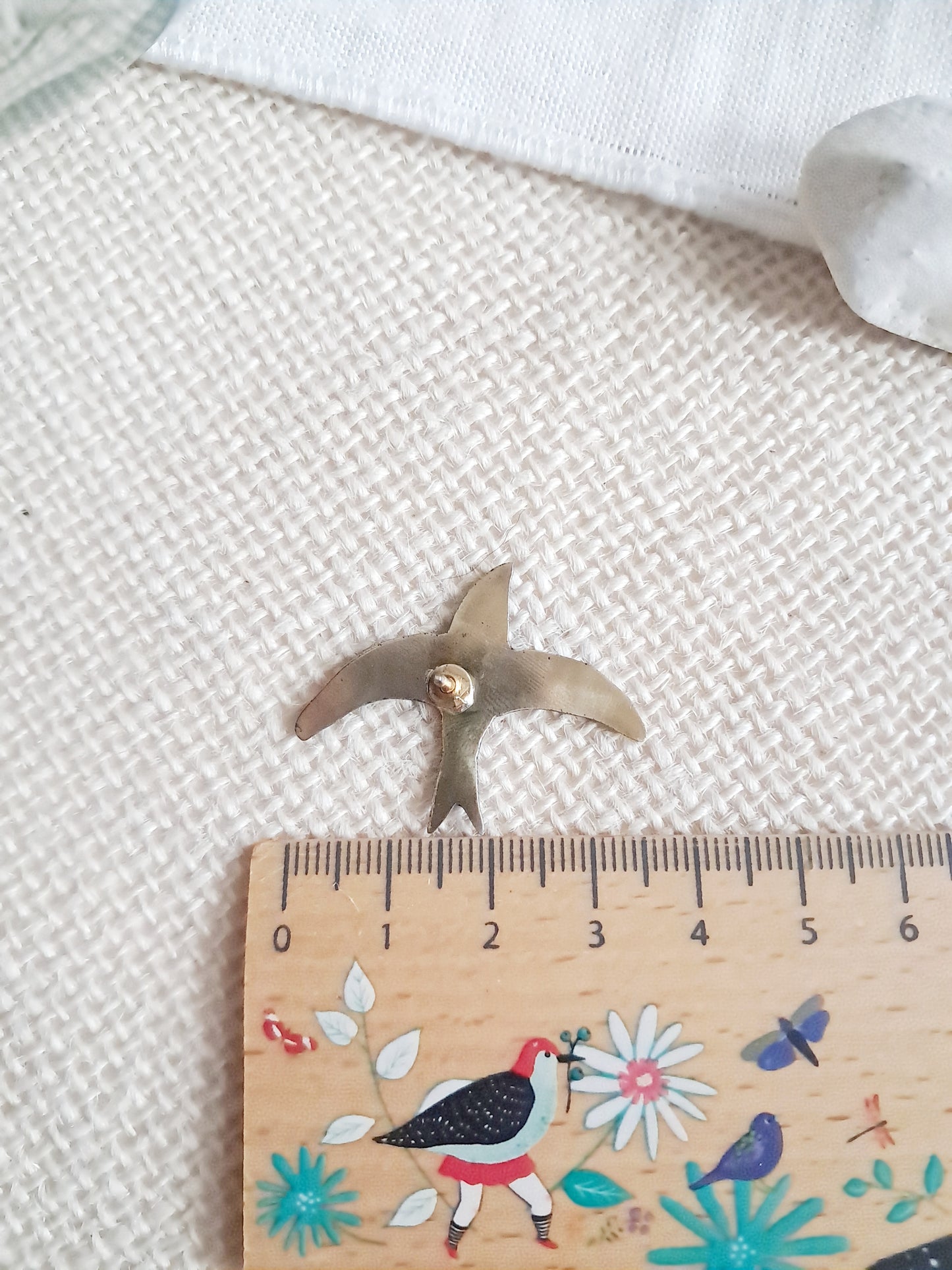 Pin's oiseau bleu de Matisse en laiton et émail