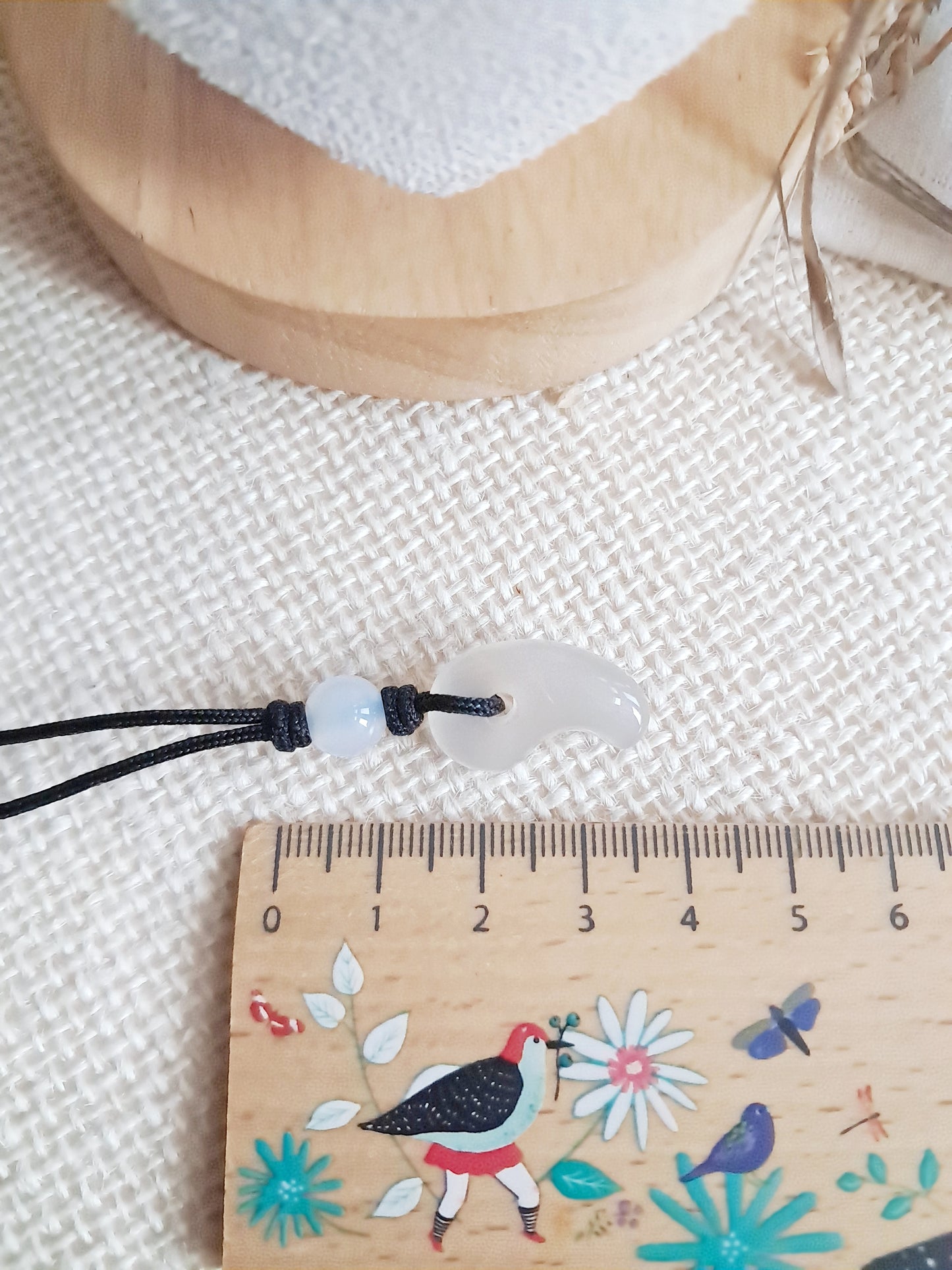 Collier en cordon Magatama Gogok en agate grise